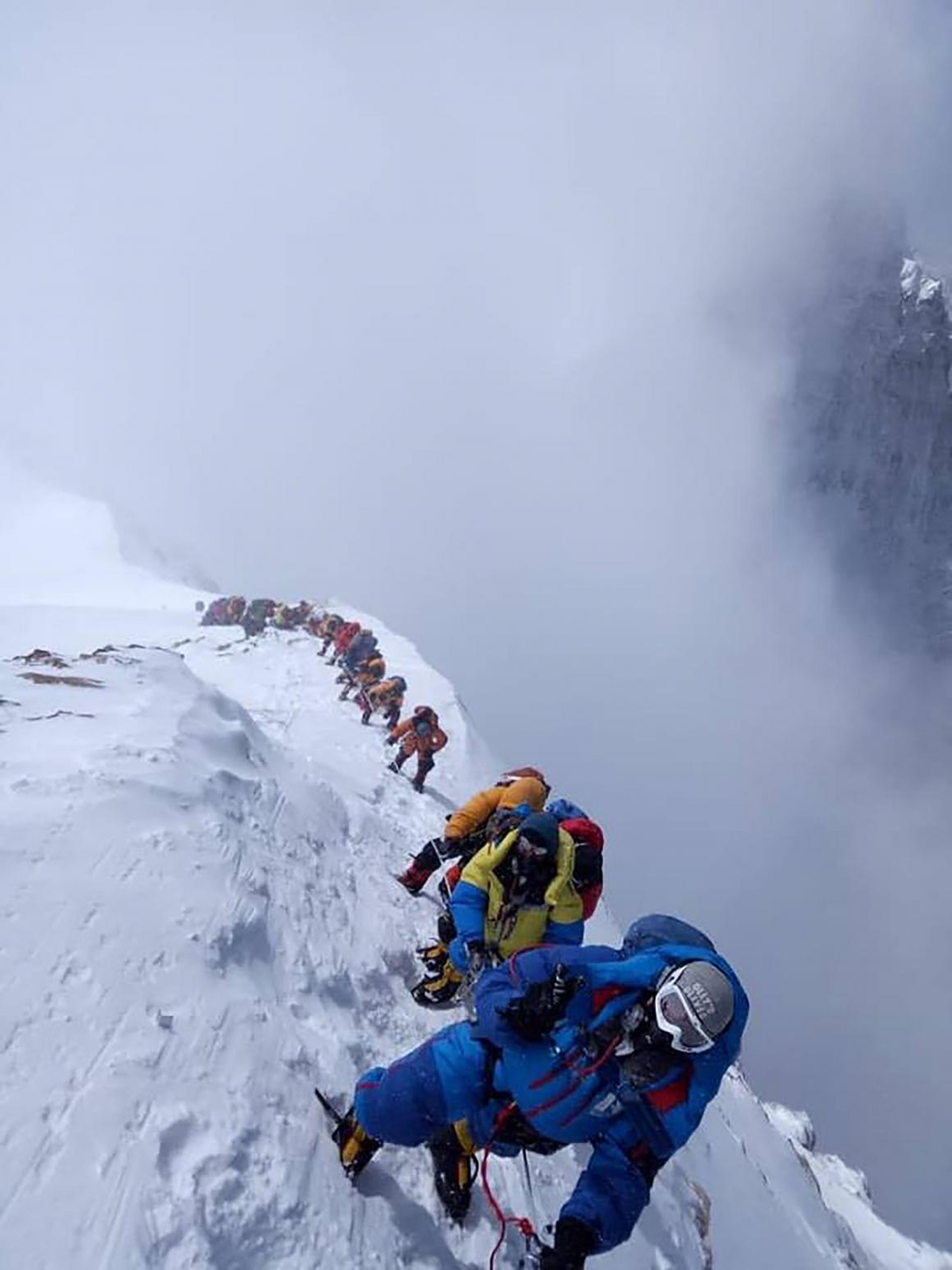 En esta foto tomada el 16 de mayo de 2018, los montañeros ascienden para conquistar el Everest. Lo hacen escalando la Cara Sur desde Nepal.