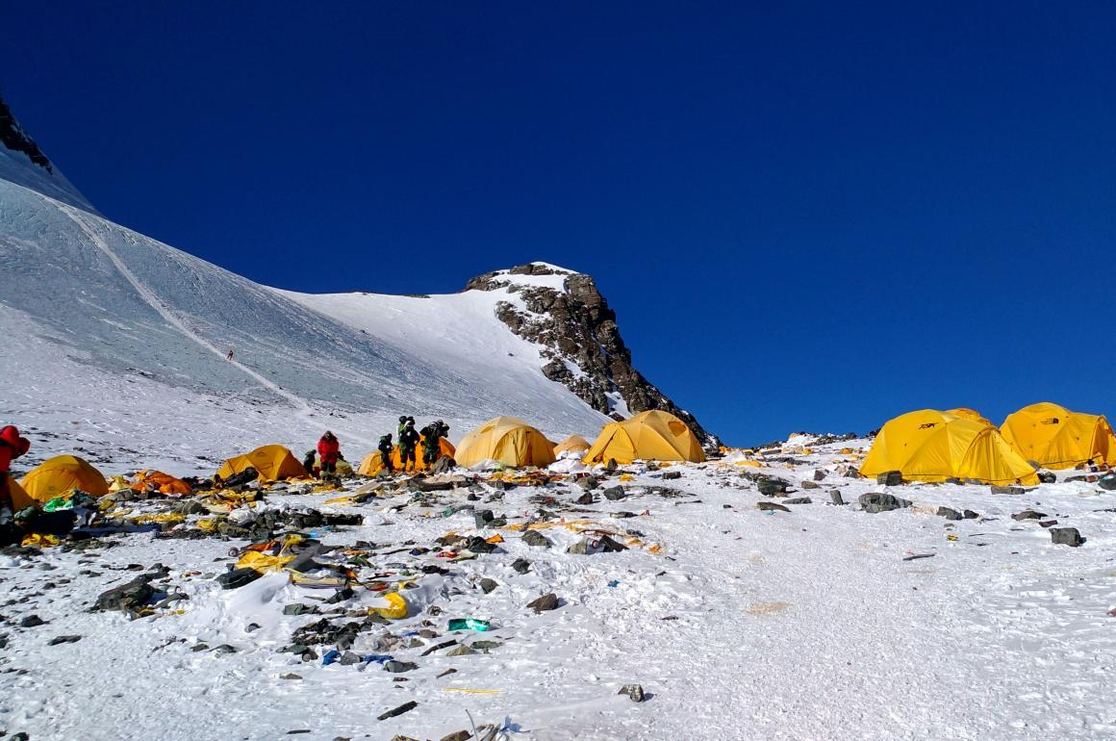 Esta fotografía tomada el 21 de mayo de 2018 muestra el equipo de escalada descartado y la basura acumulada cerca del campamento 4