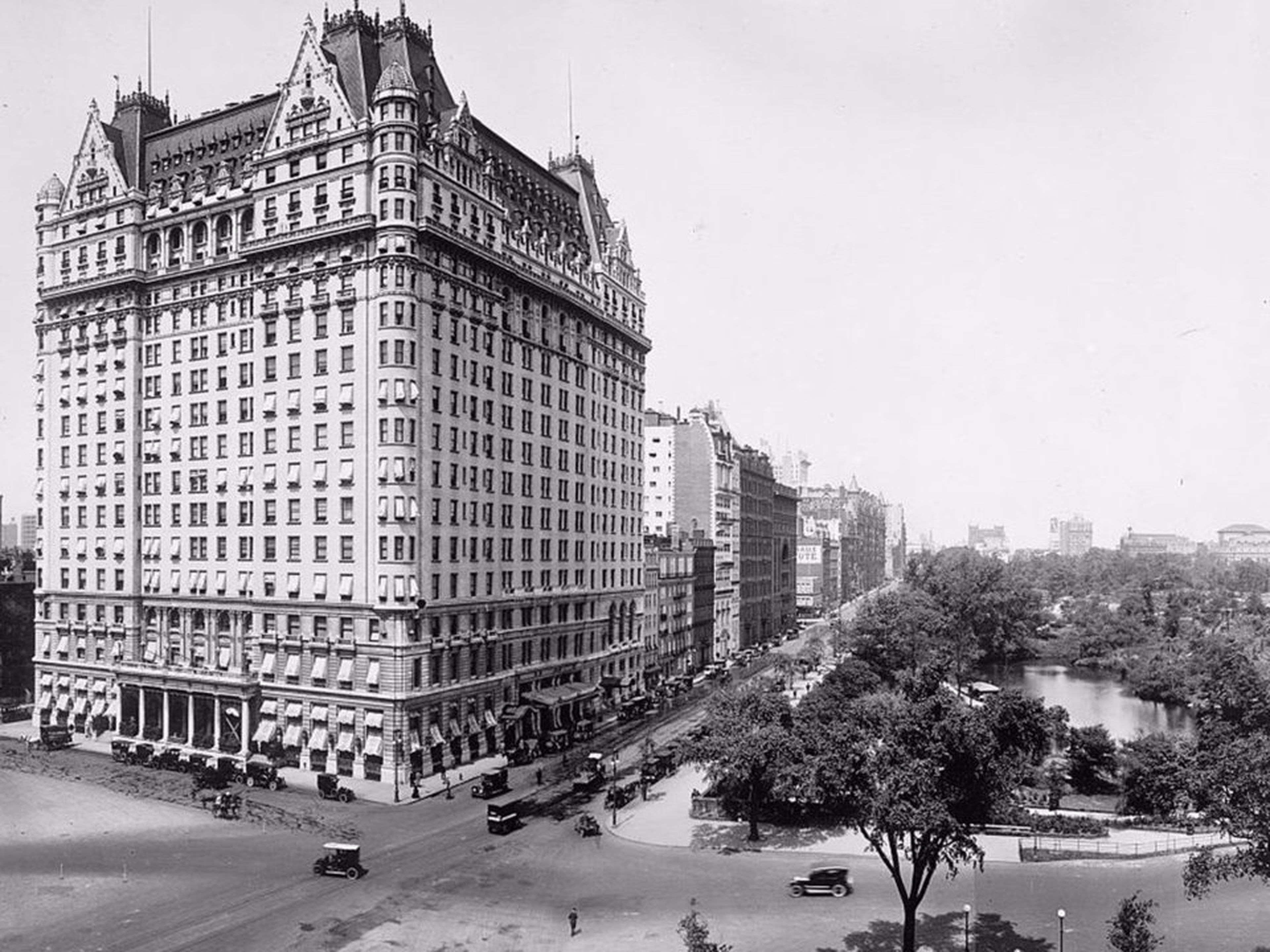 El Hotel Plaza fue construido por el banquero Bernhard Beinecke, por el hotelero Fred Sterry y por Harry S. Black.