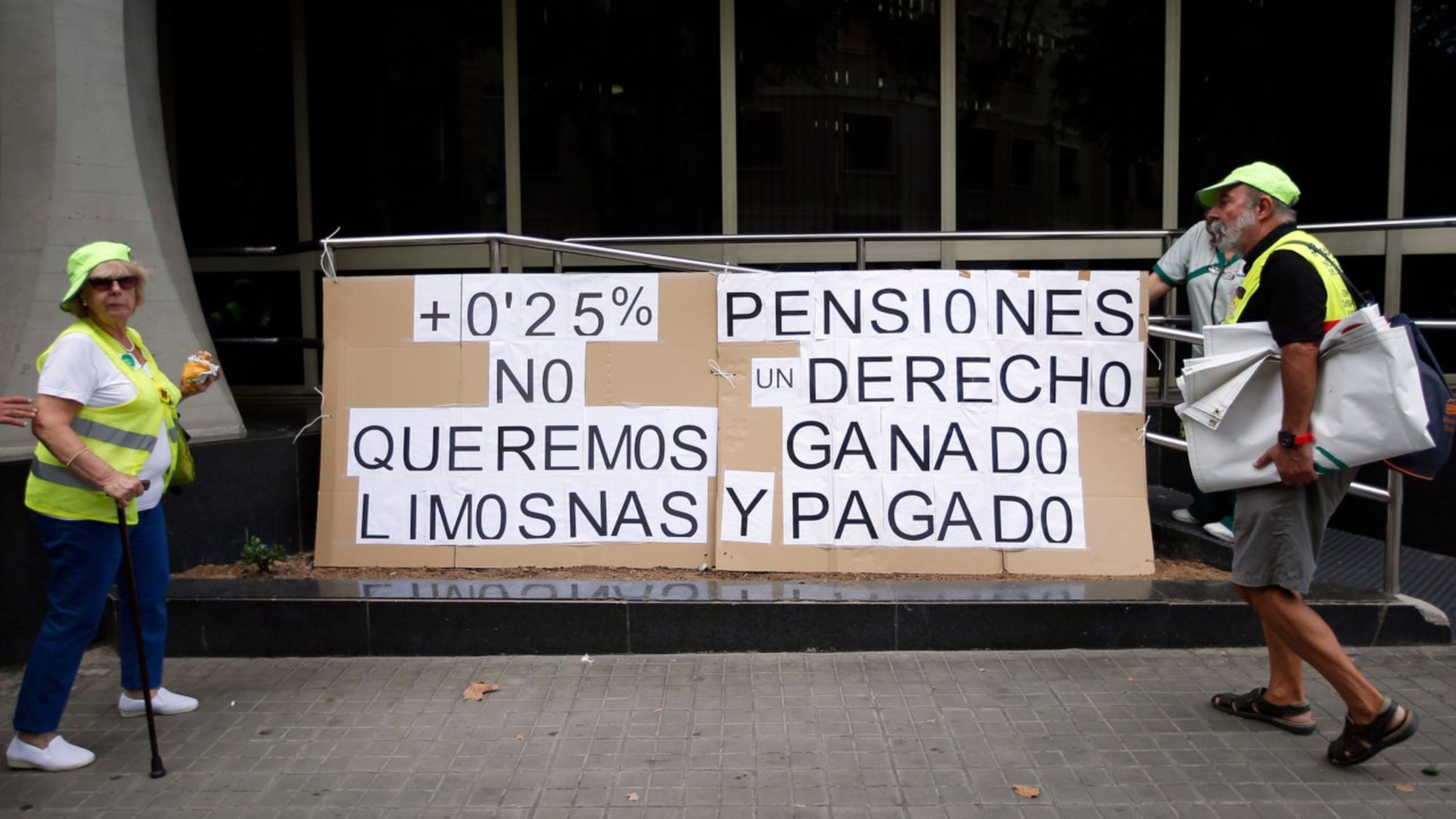 Dos jubilados en una protesta a favor de la revalorización de las pensiones