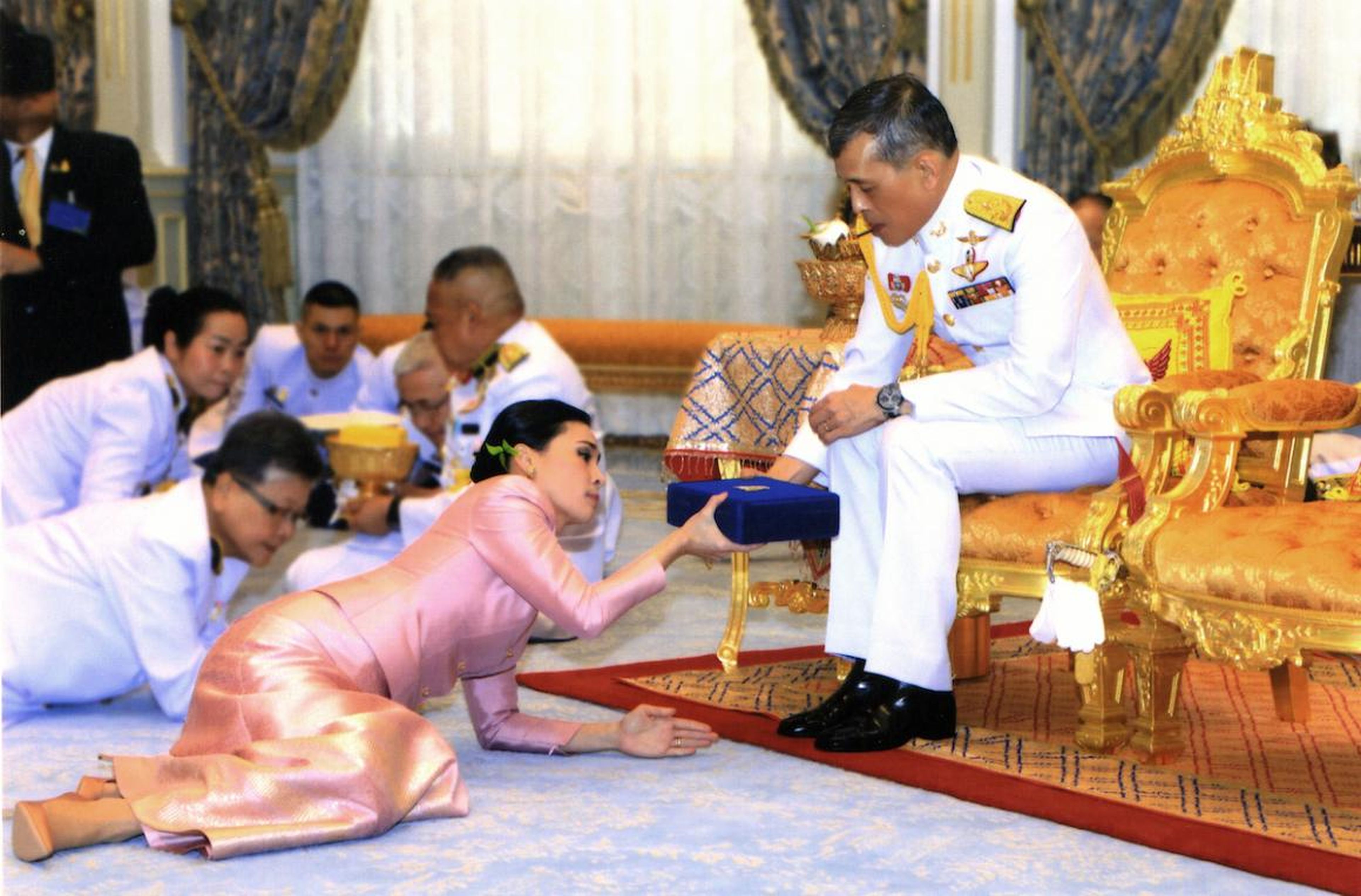 El rey de Tailandia Maha Vajiralongkorn presenta un regalo a la reina Suthida en su boda el 1 de mayo de 2019.