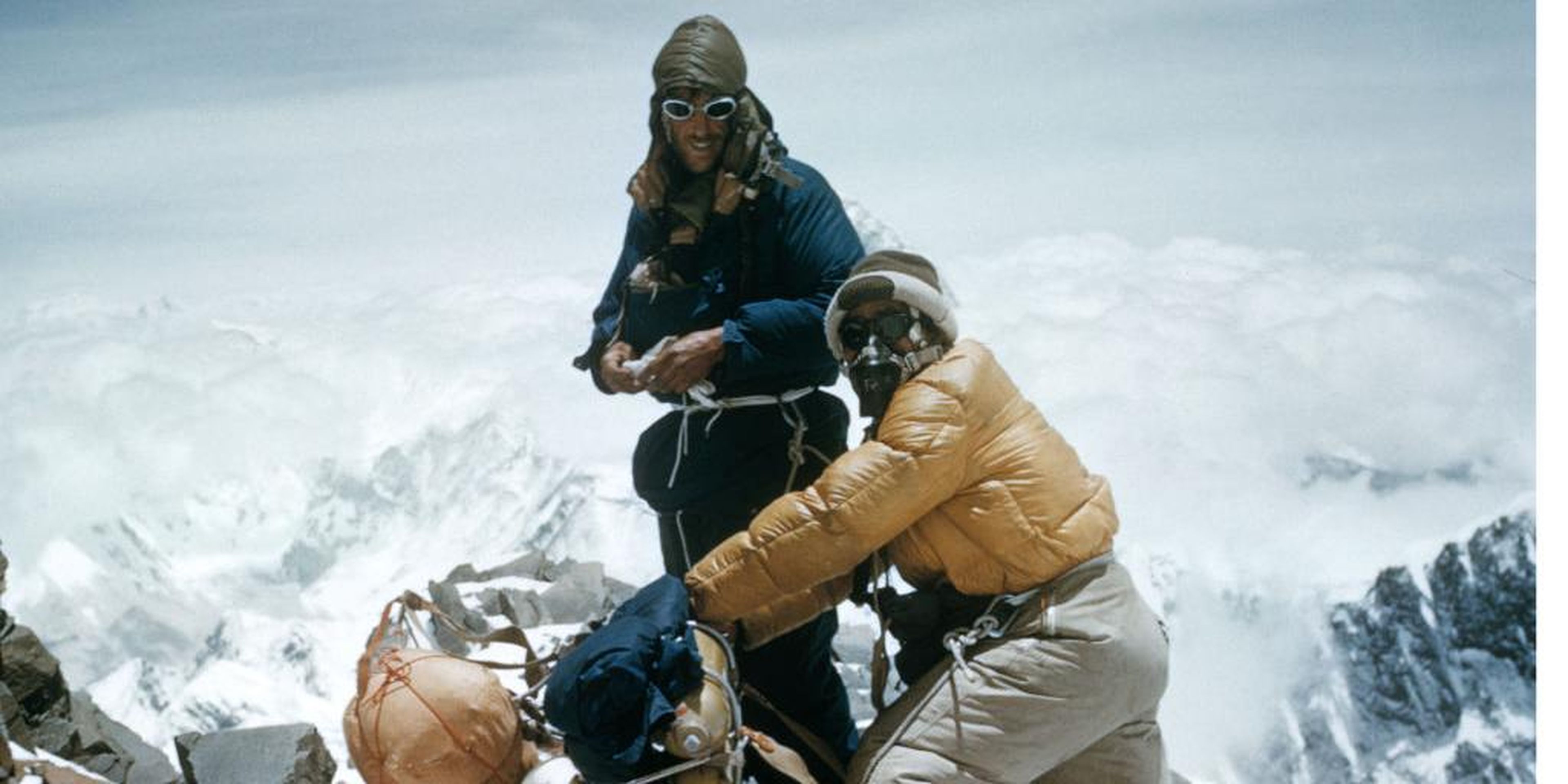 Edmund Hillary y Tenzig Norgay en la cresta suroriental a punto de partir para establecer el Campo IX debajo de la Cumbre Sur del Everest