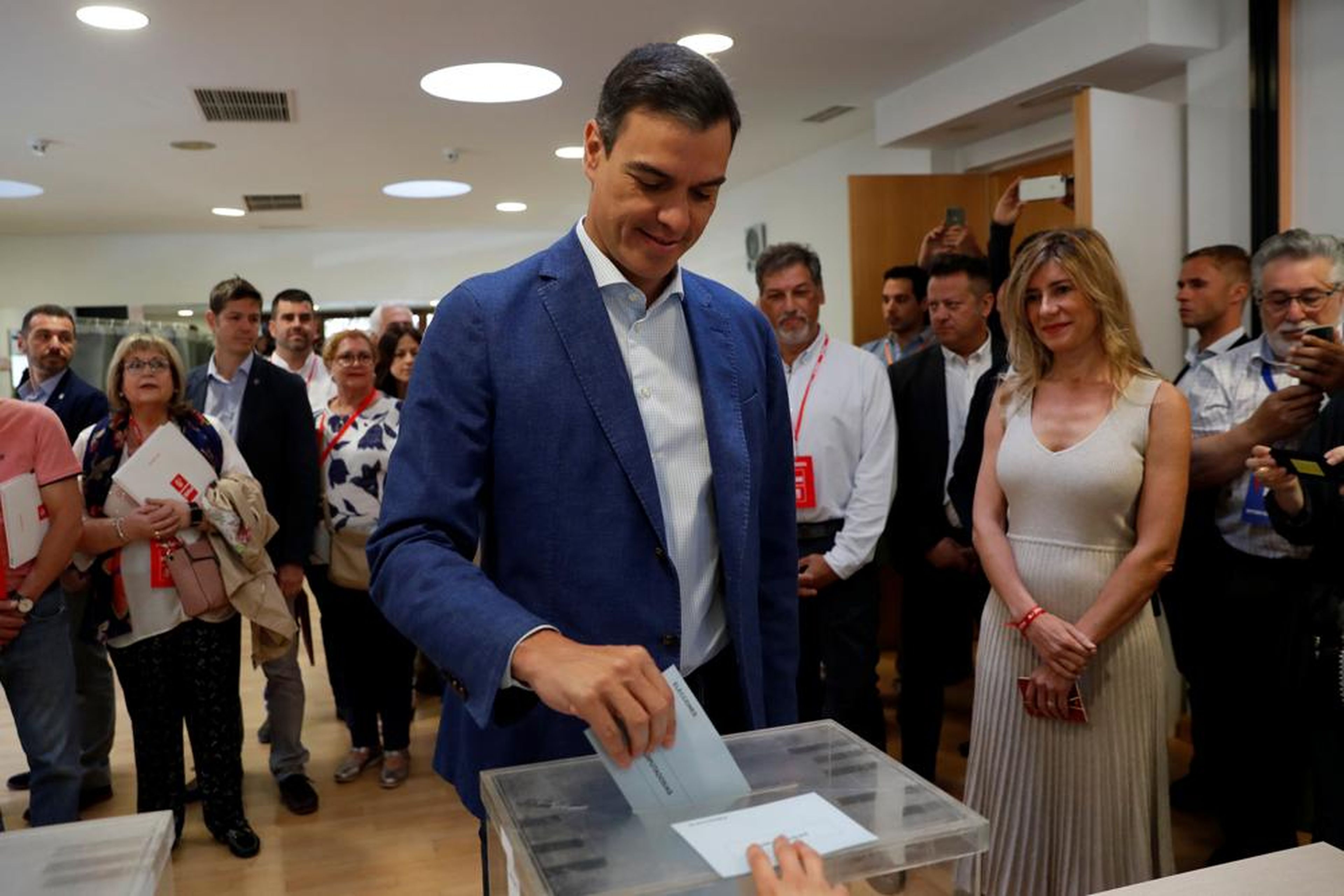 Pedro Sánchez, presidente del Gobierno en funciones votando en las elecciones al Parlamento Europeo en Pozuelo de Alarcón, fuera de Madrid, España, el 26 de mayo de 2019.
