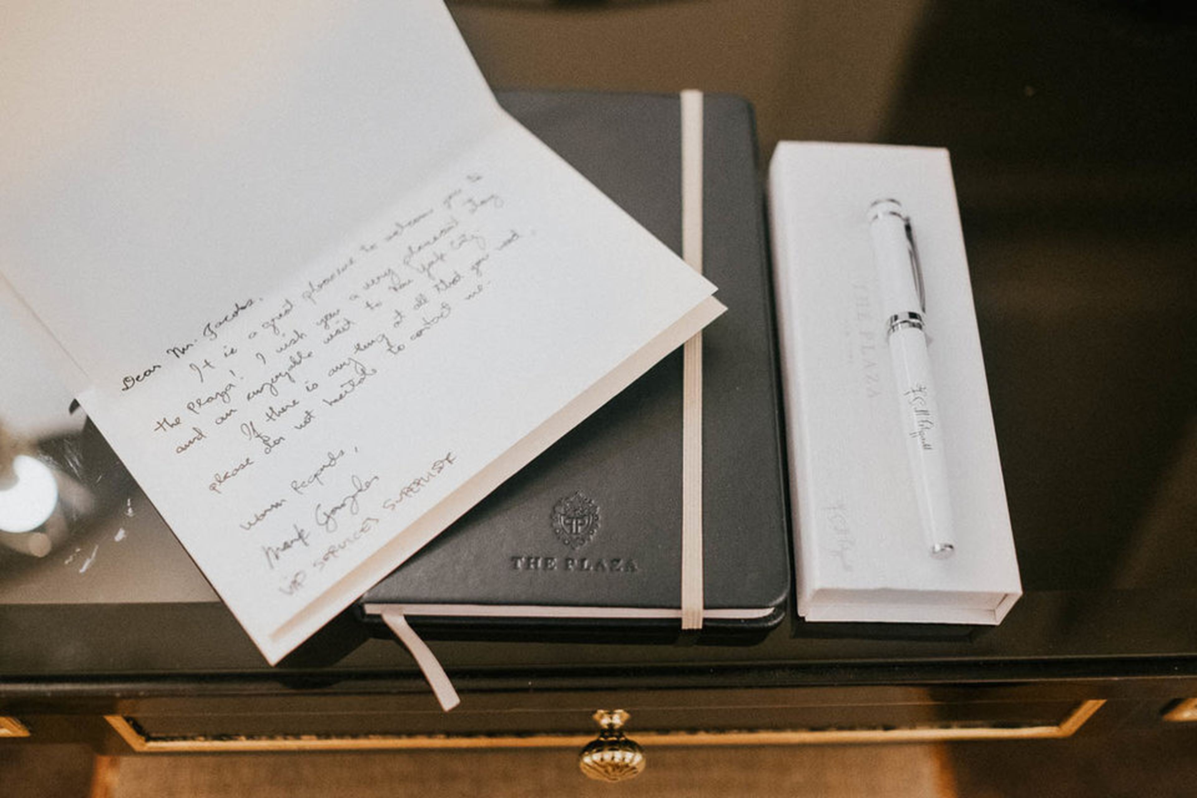 Encontré una carta escrita a mano por el servicios de invitados VIP y un cuaderno y bolígrafo de cortesía. Es un poco más alto que el cuaderno de notas habitual que dan en la mayoría de las habitaciones de hotel.