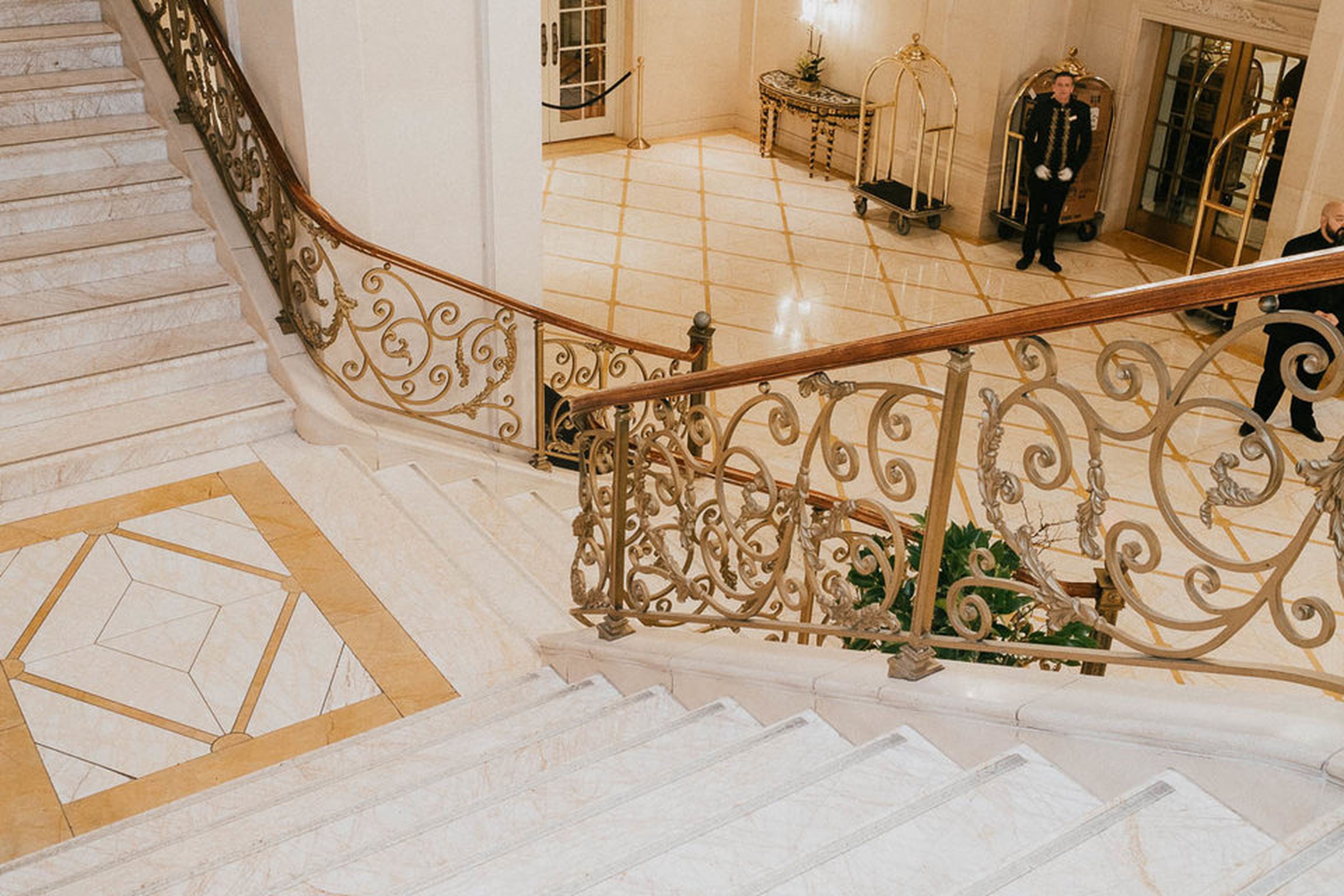 La escalera que parte desde el Rose Club hasta el vestíbulo principal es muy elegante