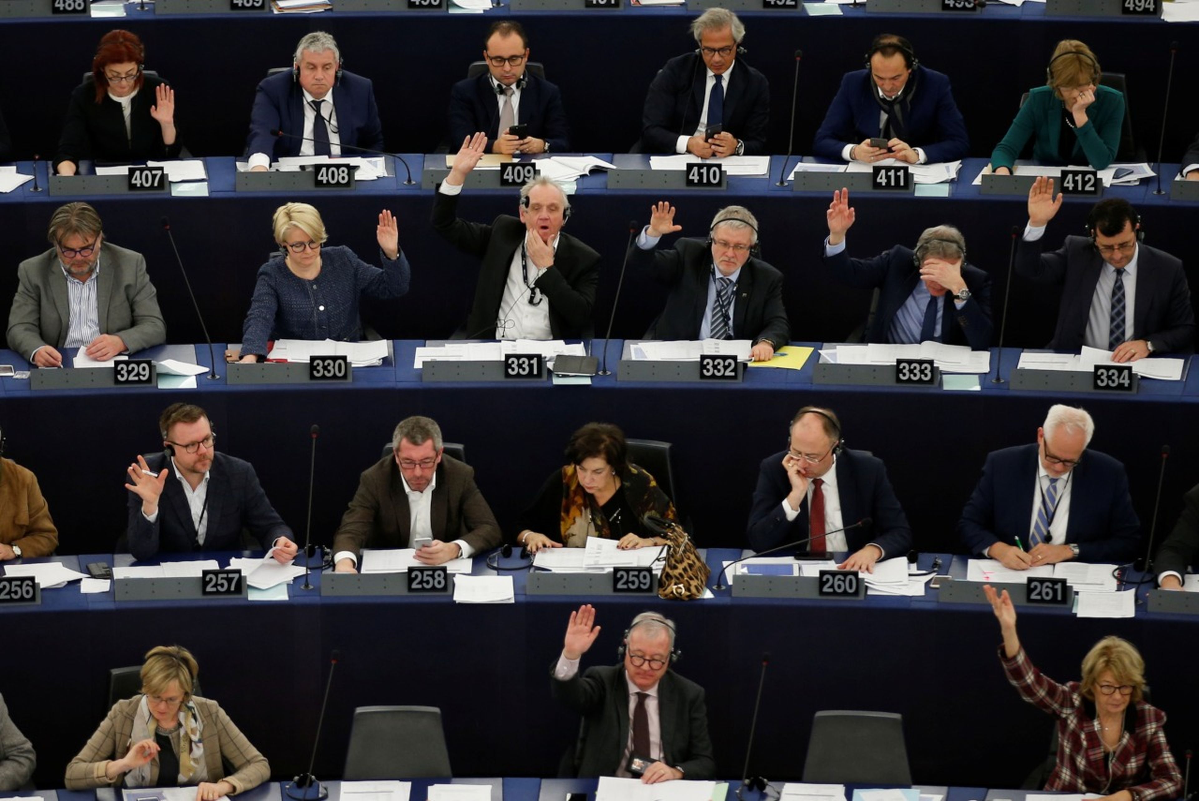 Los eurodiputados votan durante una sesión del Parlamento Europeo