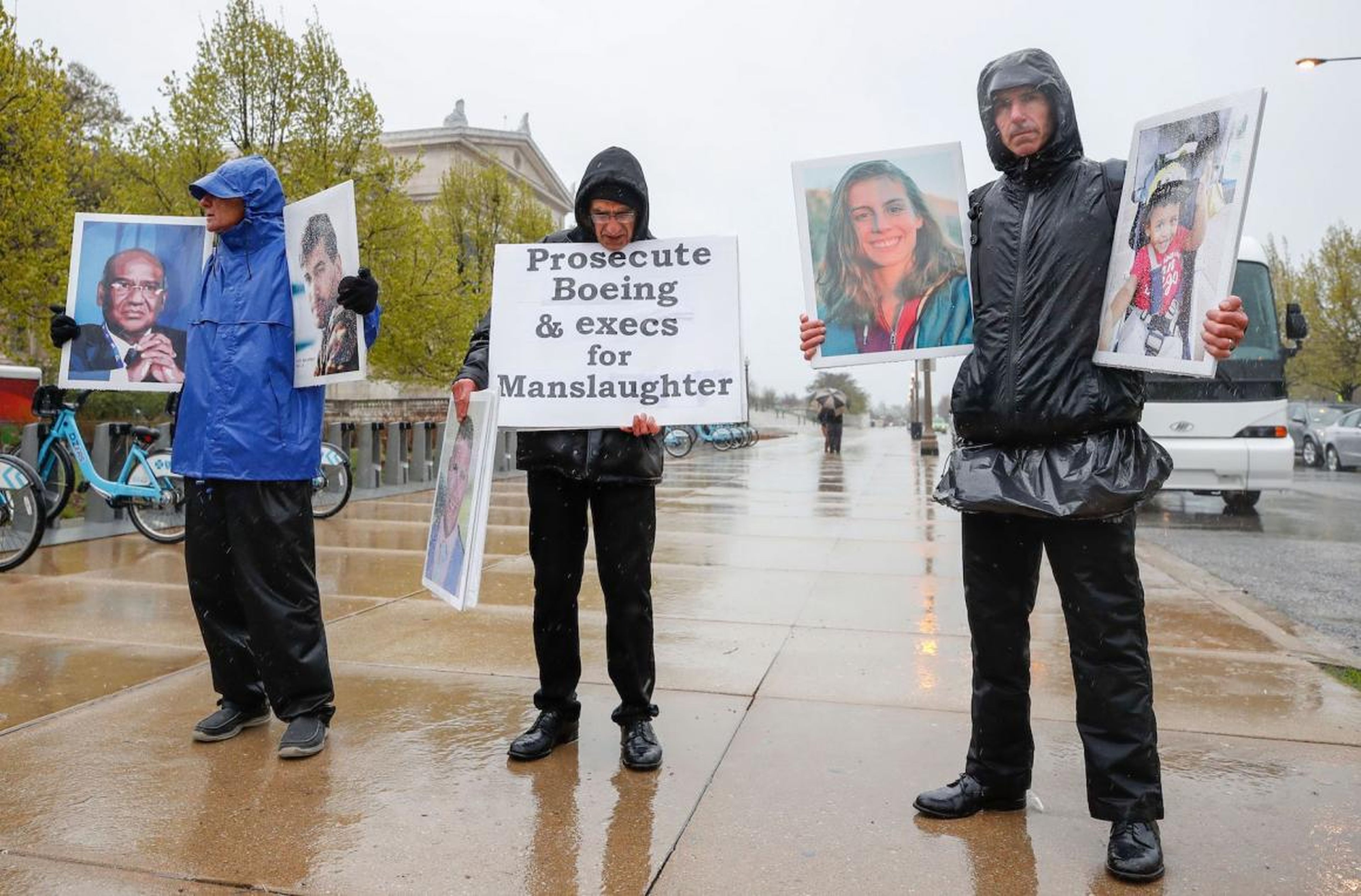 Familiares y amigos de las víctimas de Ethiopian Airlines realizan una protesta frente a la reunión anual de accionistas de Boeing en Chicago en agosto.