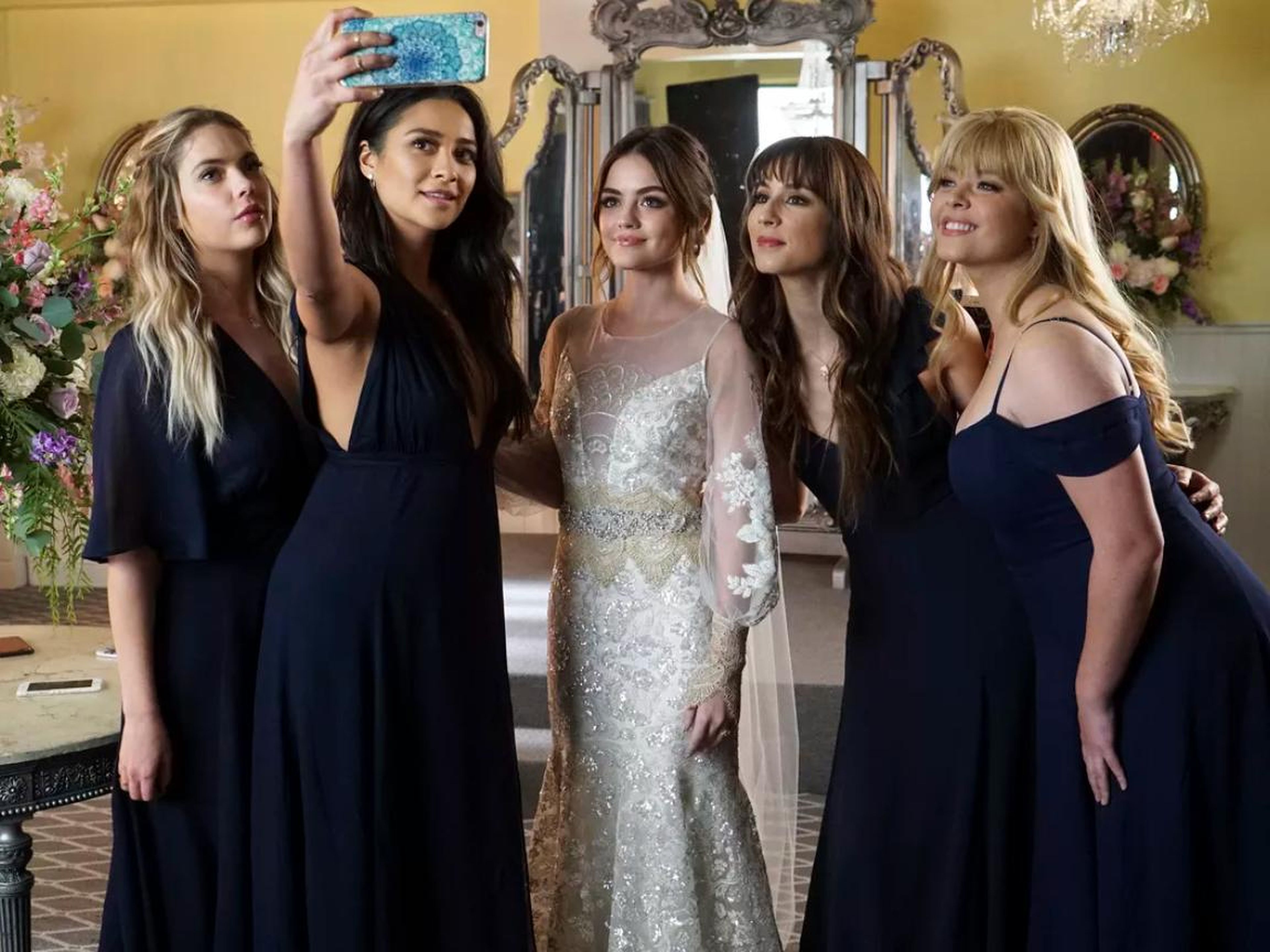 El grupo de amigos en la boda de Aria