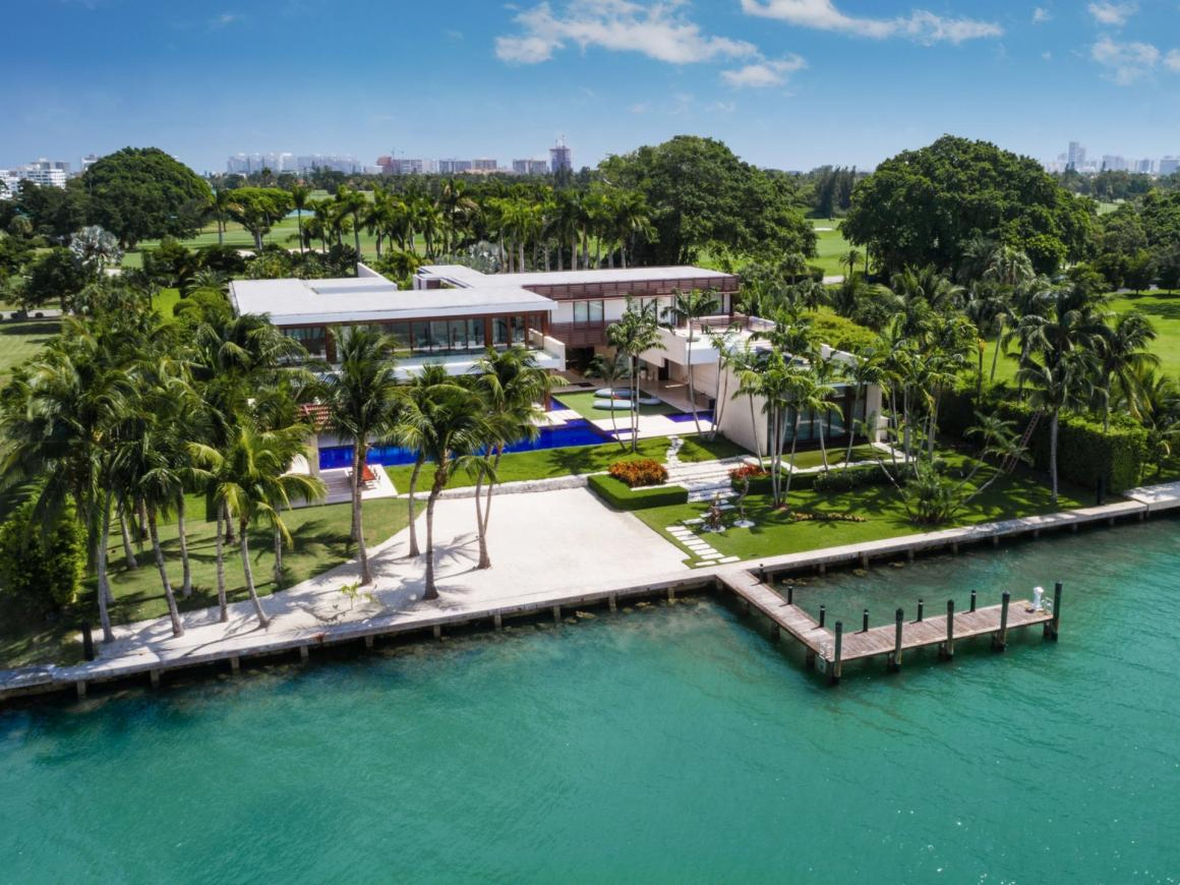 En febrero, una finca de Indian Creek que no estaba oficialmente en el mercado se vendió por 50 millones de dólares, rompiendo el récord de la casa unifamiliar más cara vendida en el área de Miami.