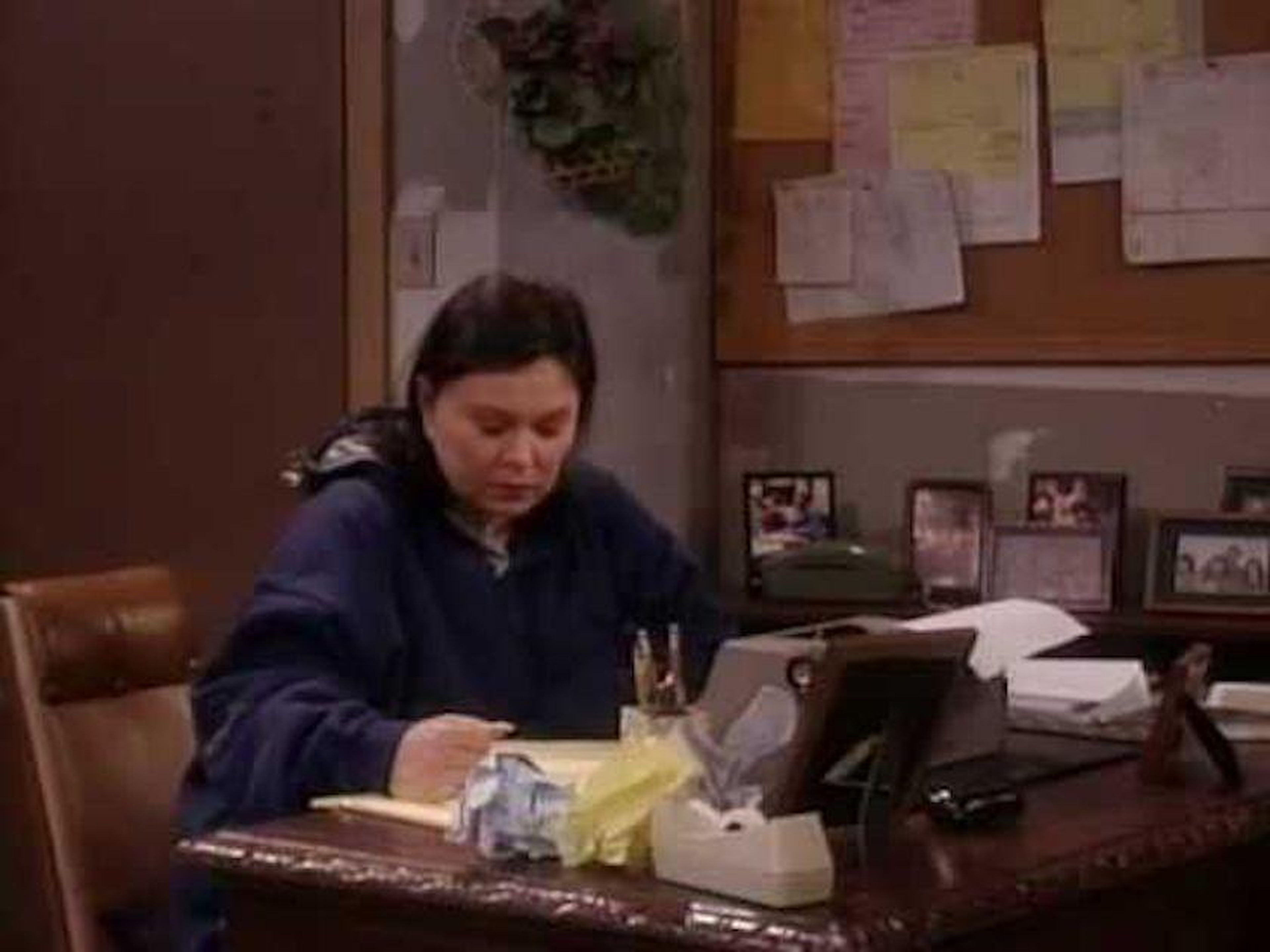Roseanne en su mesa.