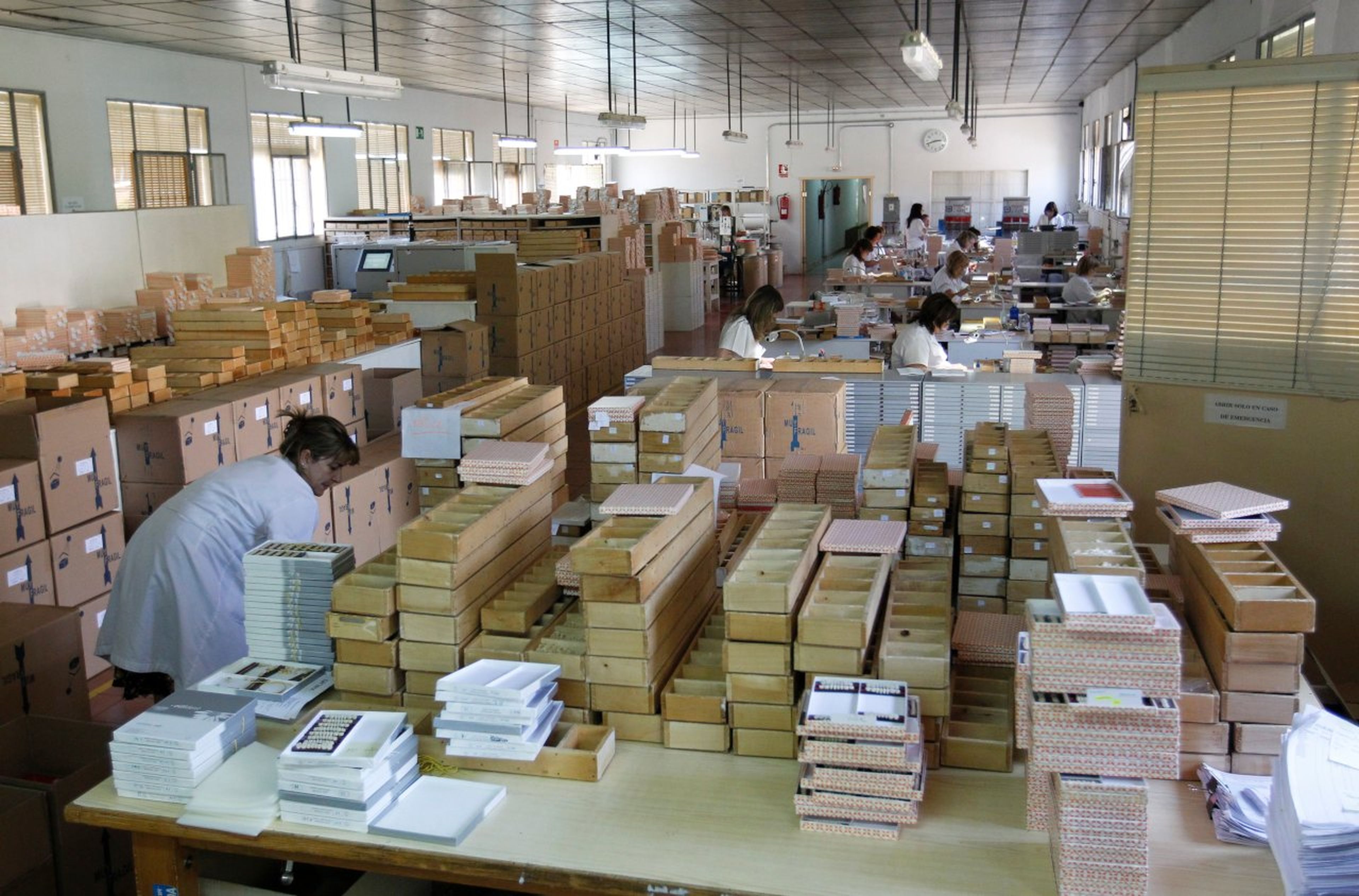 Un grupo de trabajadores prepara envíos de paquetería en una empresa madrileña