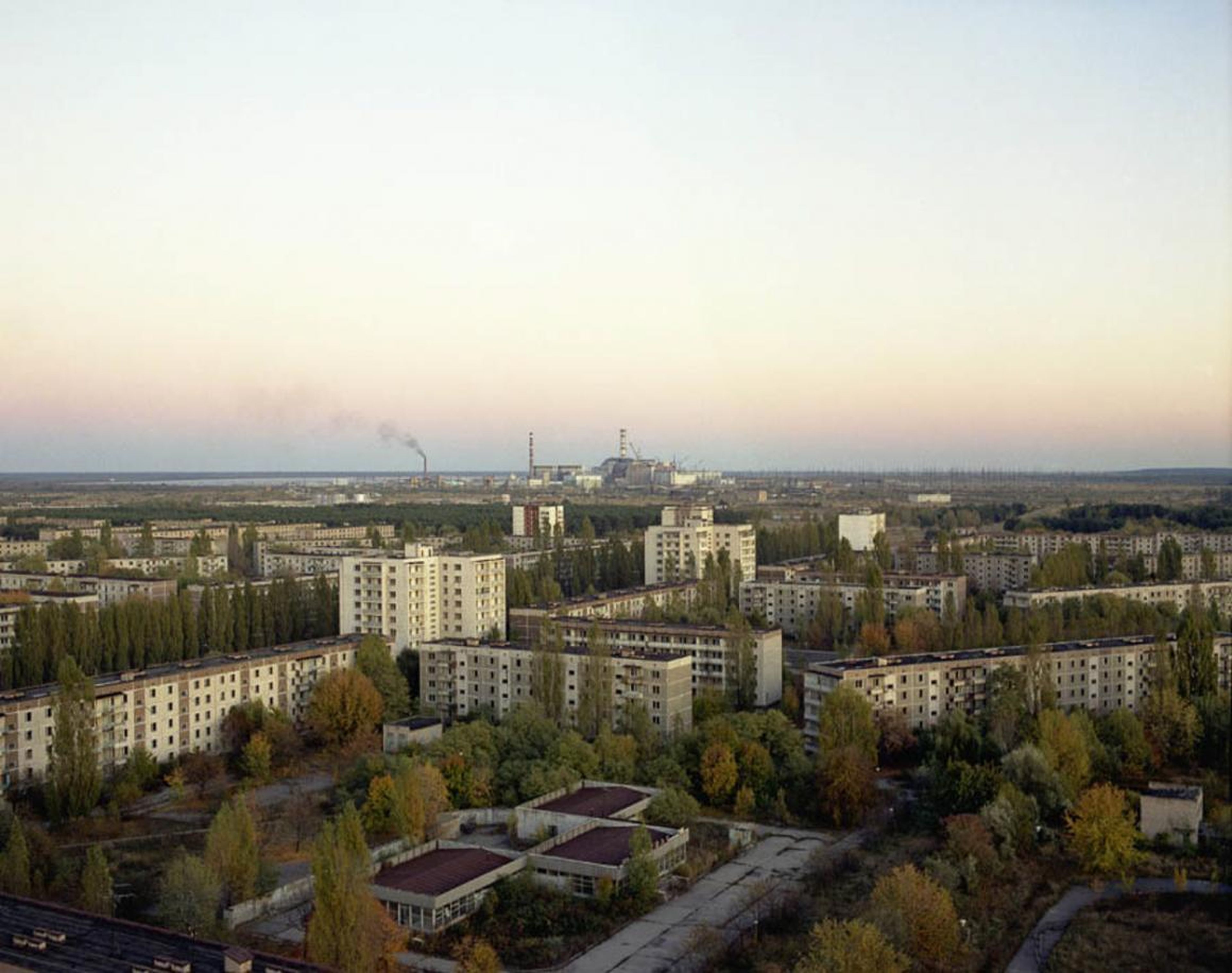 Vista de la central nuclear desde un tejado de Pripyat, 1994.