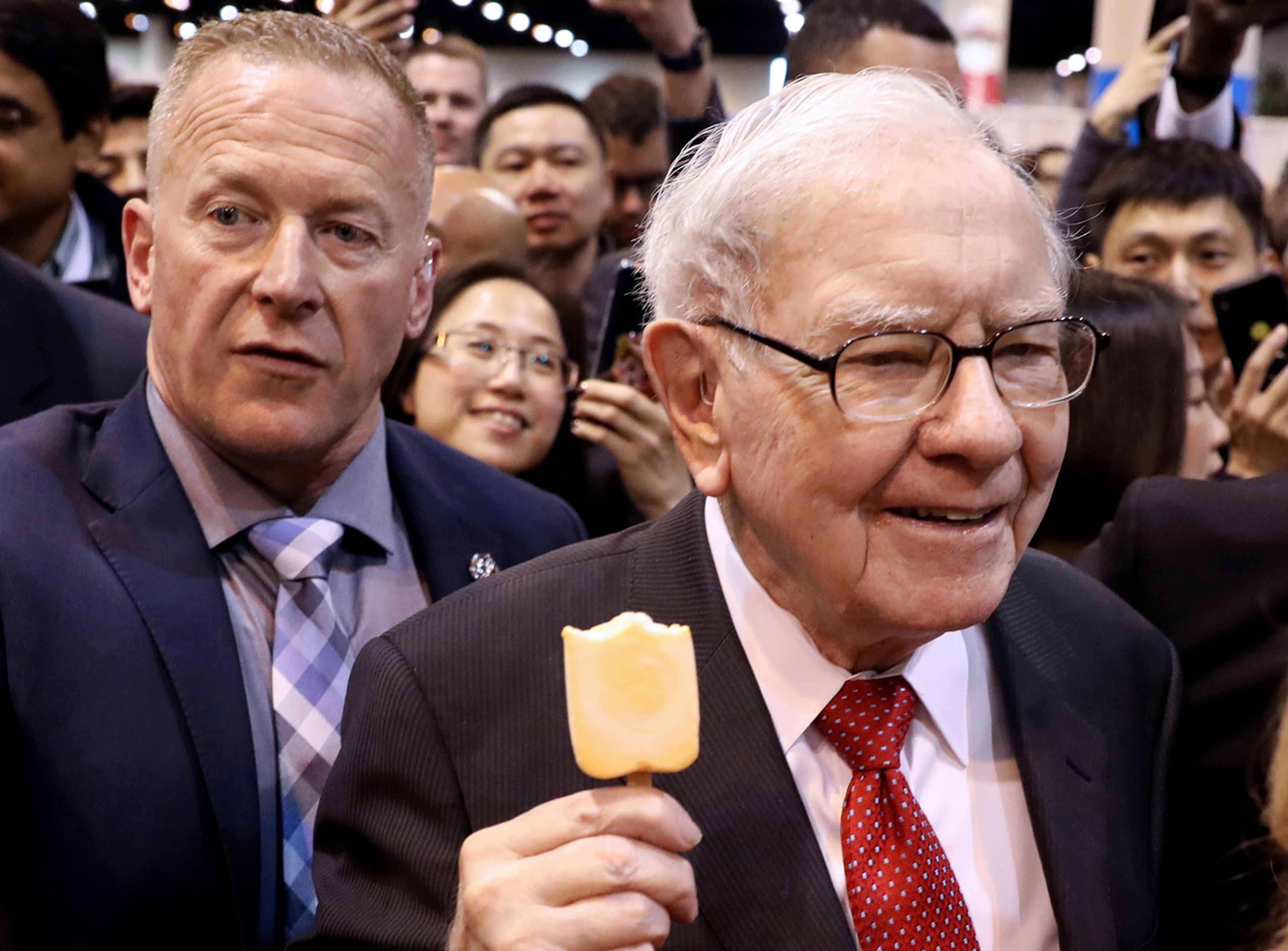 El inversor Warren Buffett se toma un helado antes de acudir a la junta general de accionistas de Berkshire Hathaway.