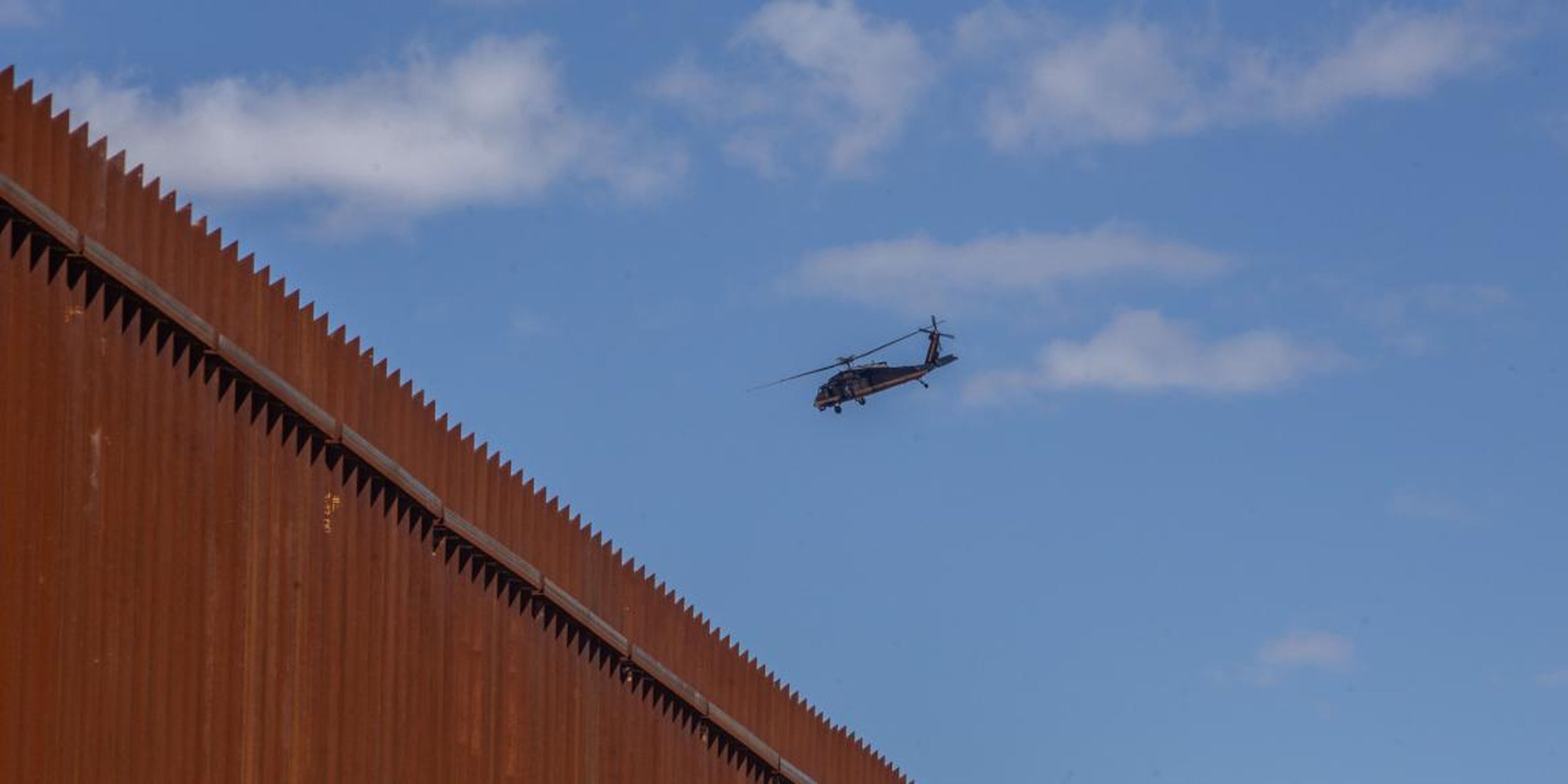 Un helicóptero de la Oficina de Aduanas y Protección de Fronteras sobrevuela el muro fronterizo entre México y Estados Unidos el 5 de abril de 2019 en Mexicali, México.