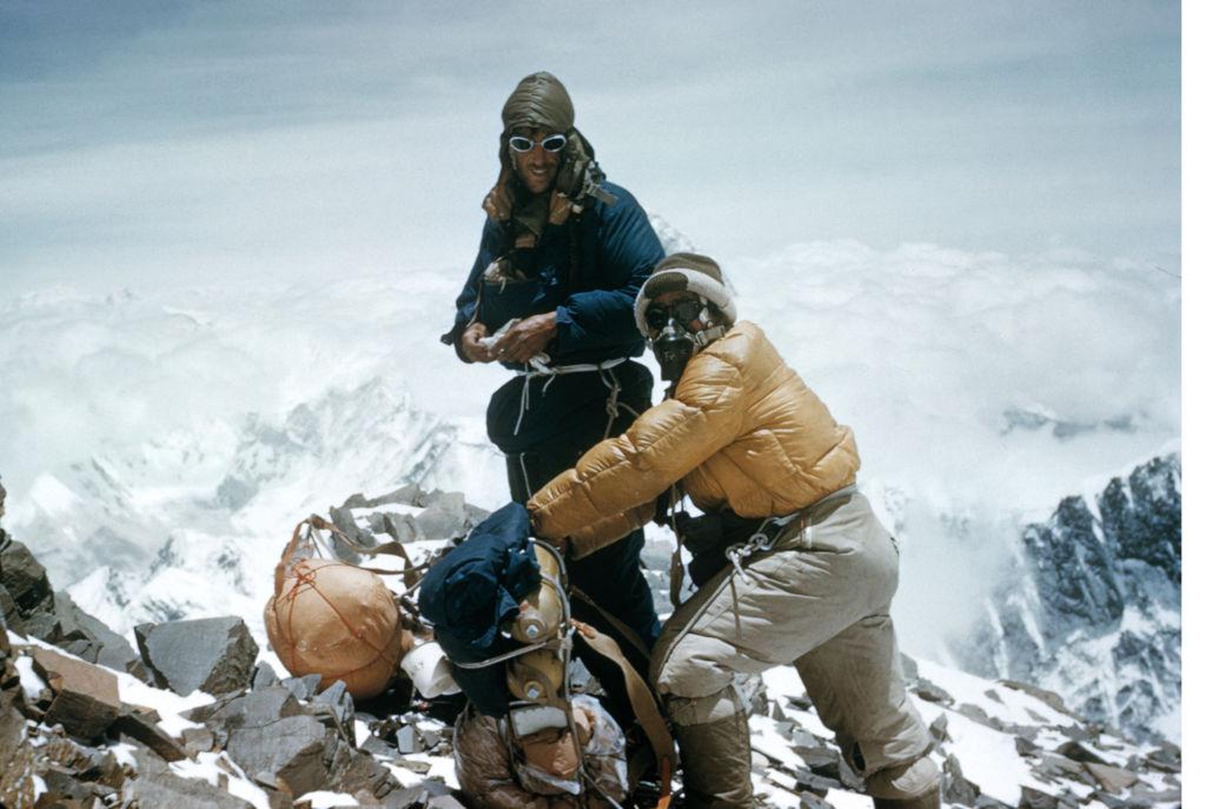 Edmund Hillary y Tenzing Norgay a punto de irse de la Cara Sur para establecer el Campamento IX debajo de la cumbre del Everest
