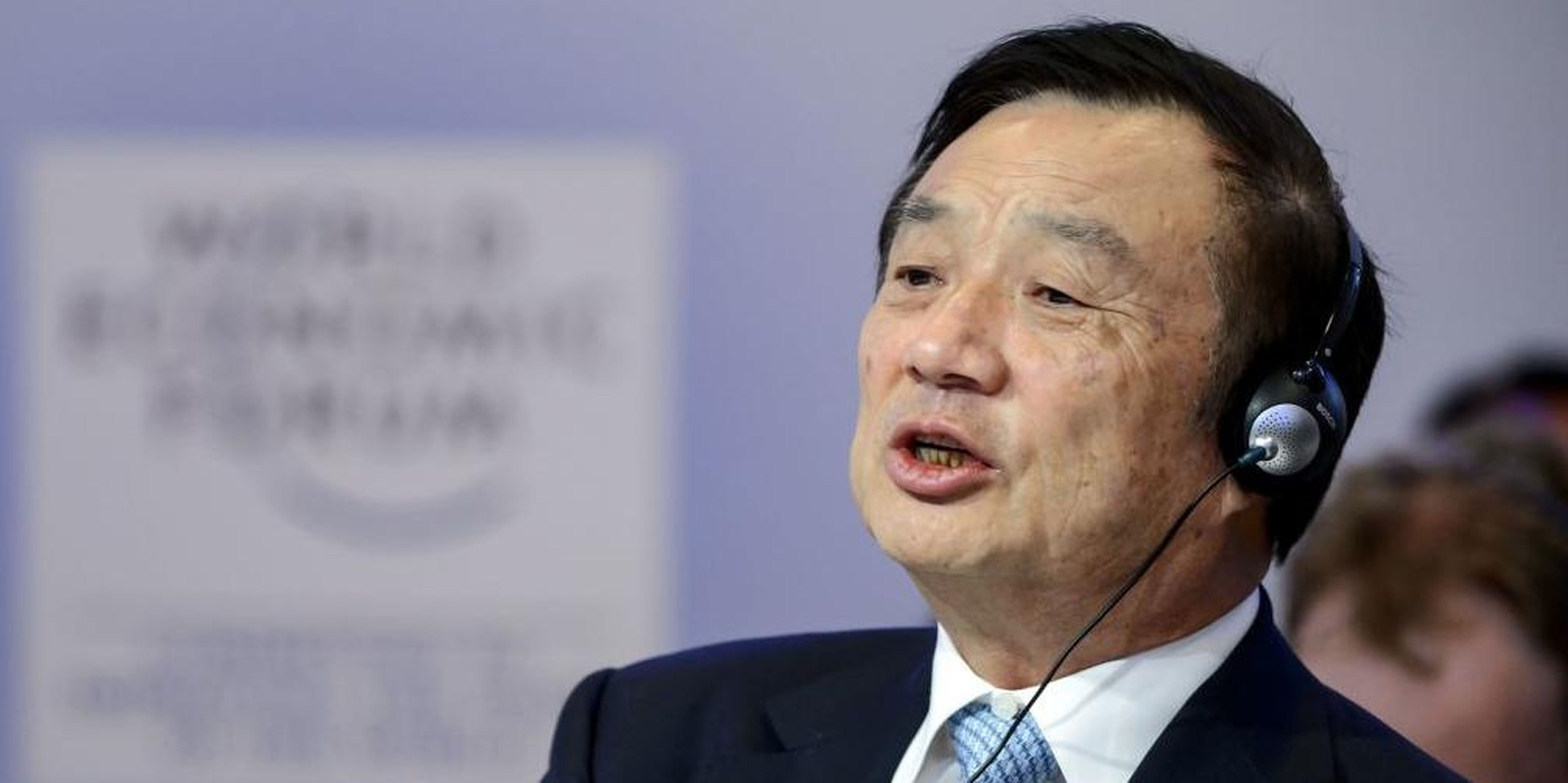 El fundador y CEO de Huawei, Ren Zhengfei, habla durante una conferencia en Davos.
