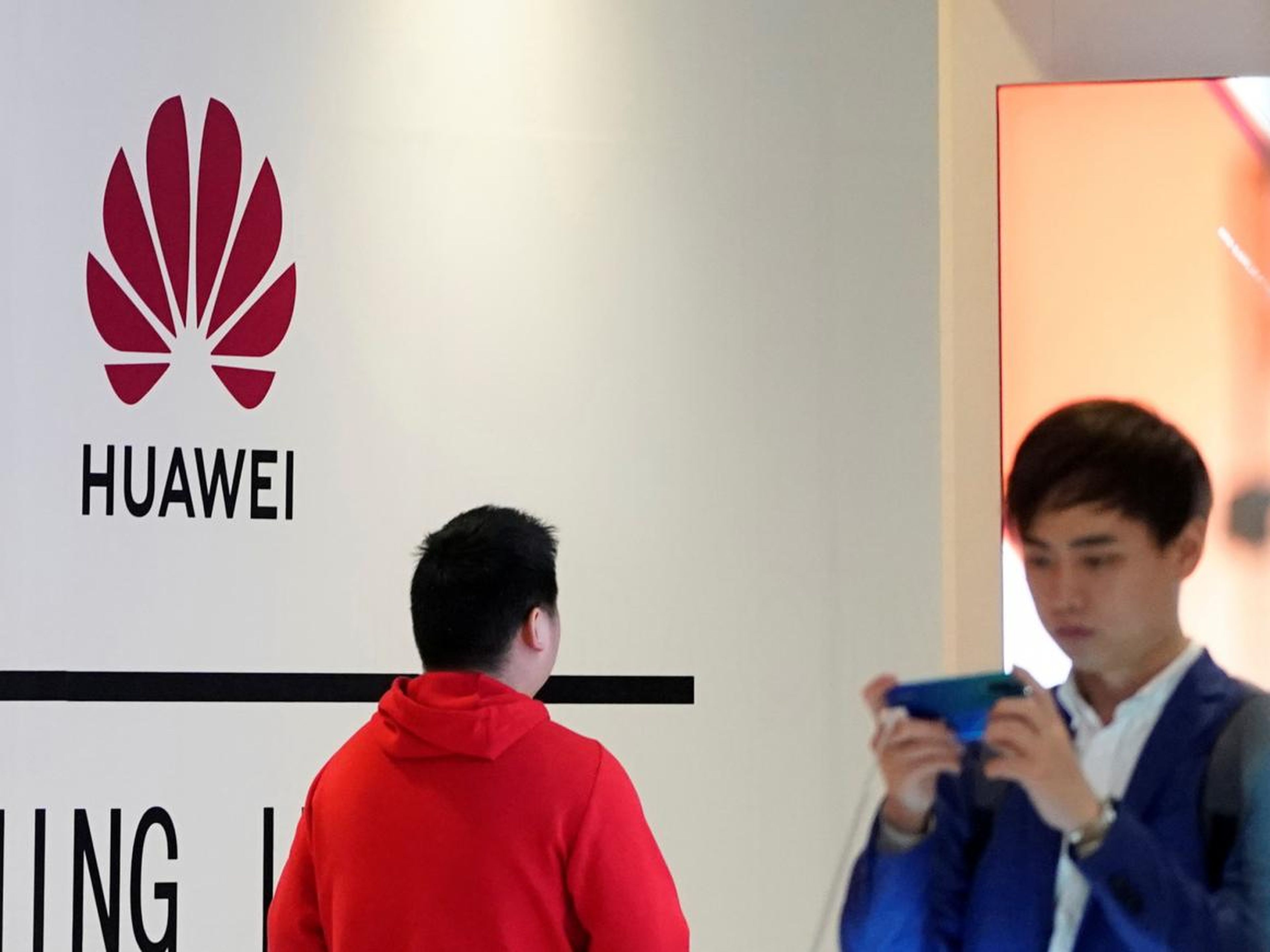 Móviles de Huawei en un centro comercial de Shanghai.