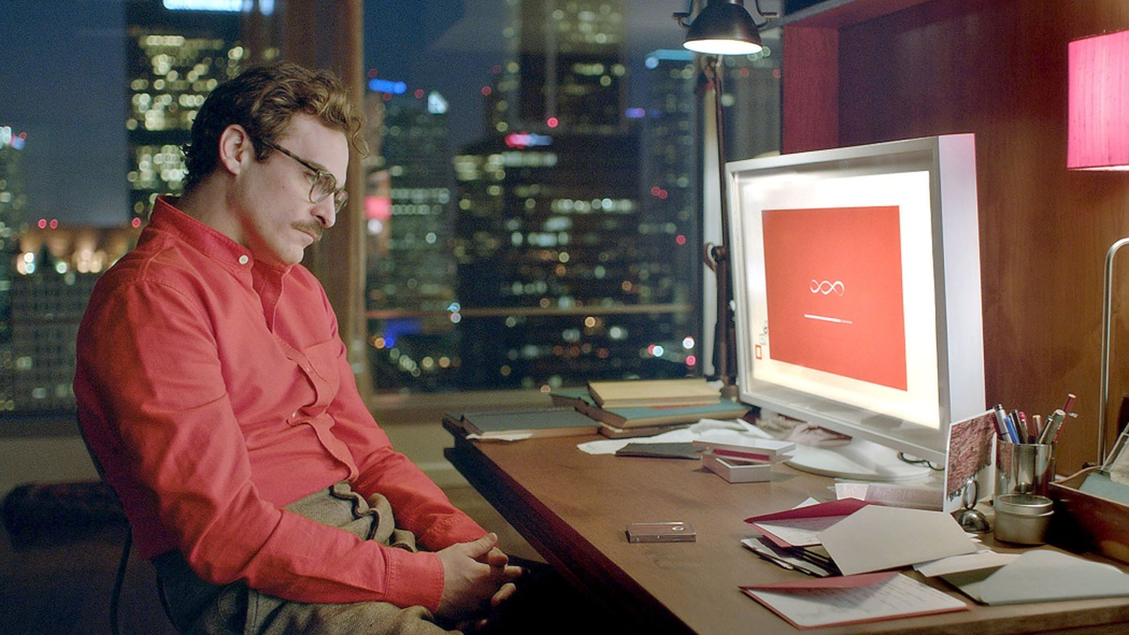 La película 'Her' plantea una relación romántica entre el protagonista y una inteligencia artificial, Samantha, presente en su móvil y su ordenador.