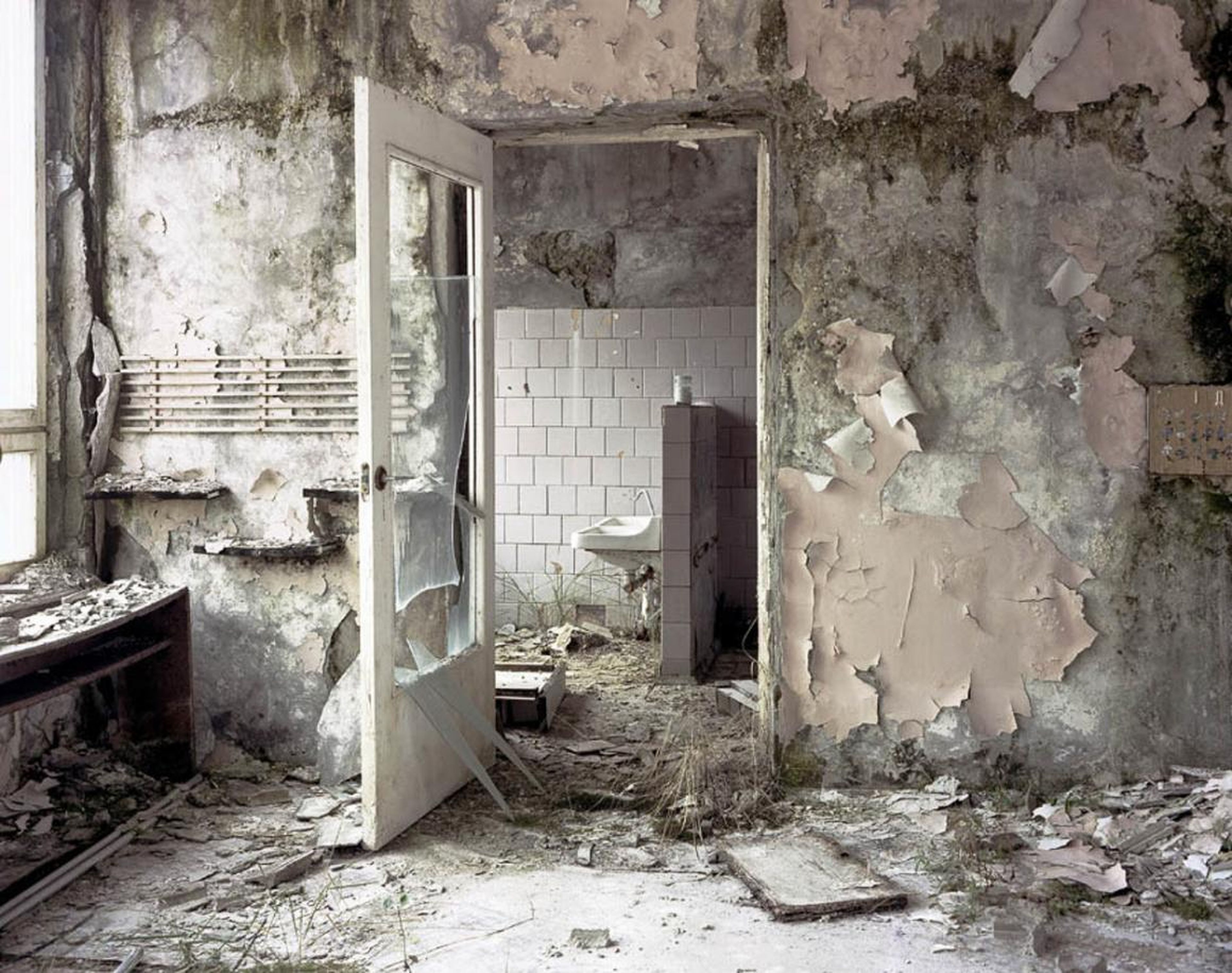 Puerta del baño de la guardería, Pripyat, 2000.