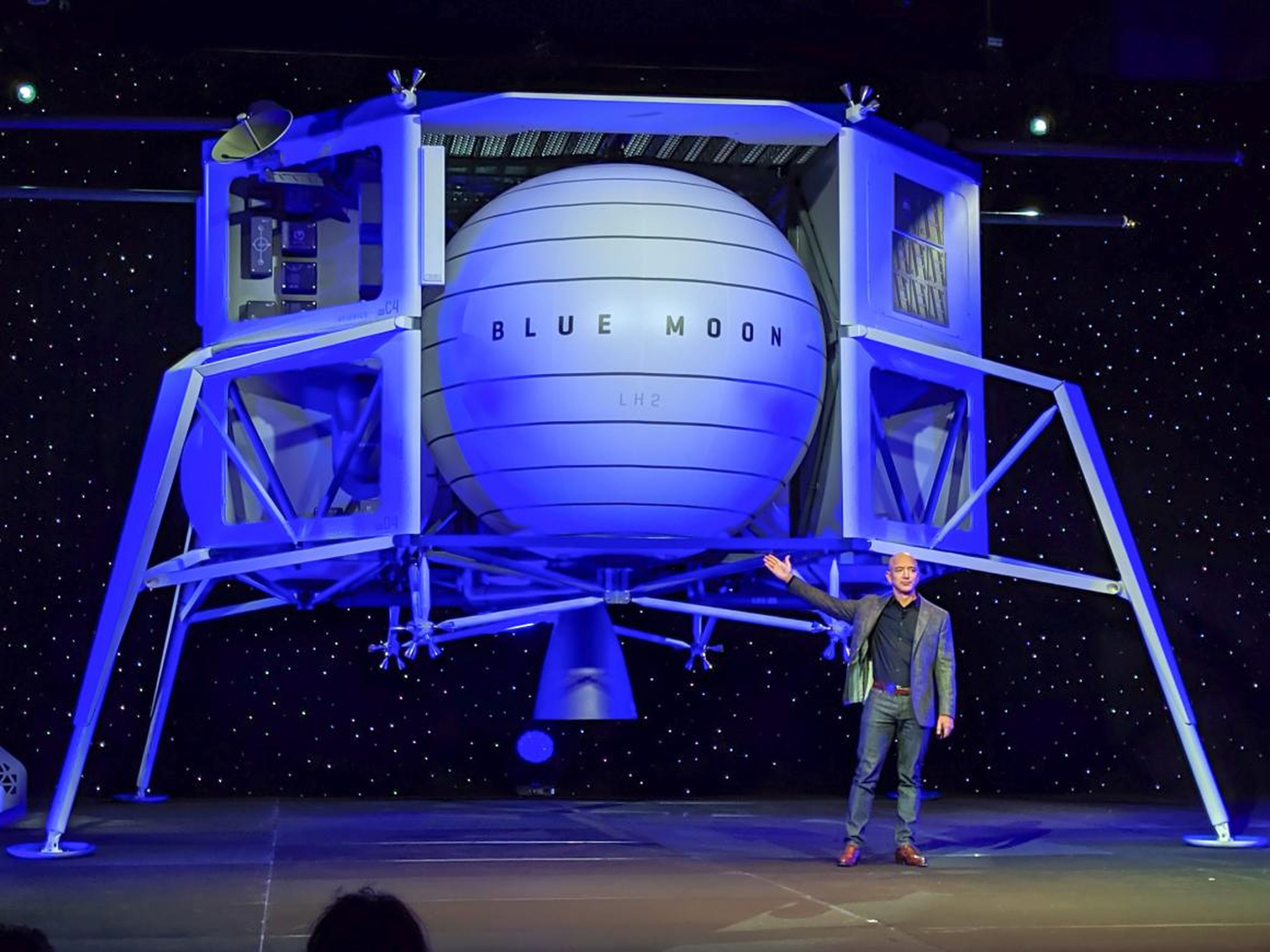 Jeff Bezos muestra el concepto de módulo de aterrizaje lunar de Blue Origin, llamado Luna Azul, en Washington, DC, el 9 de mayo de 2019.