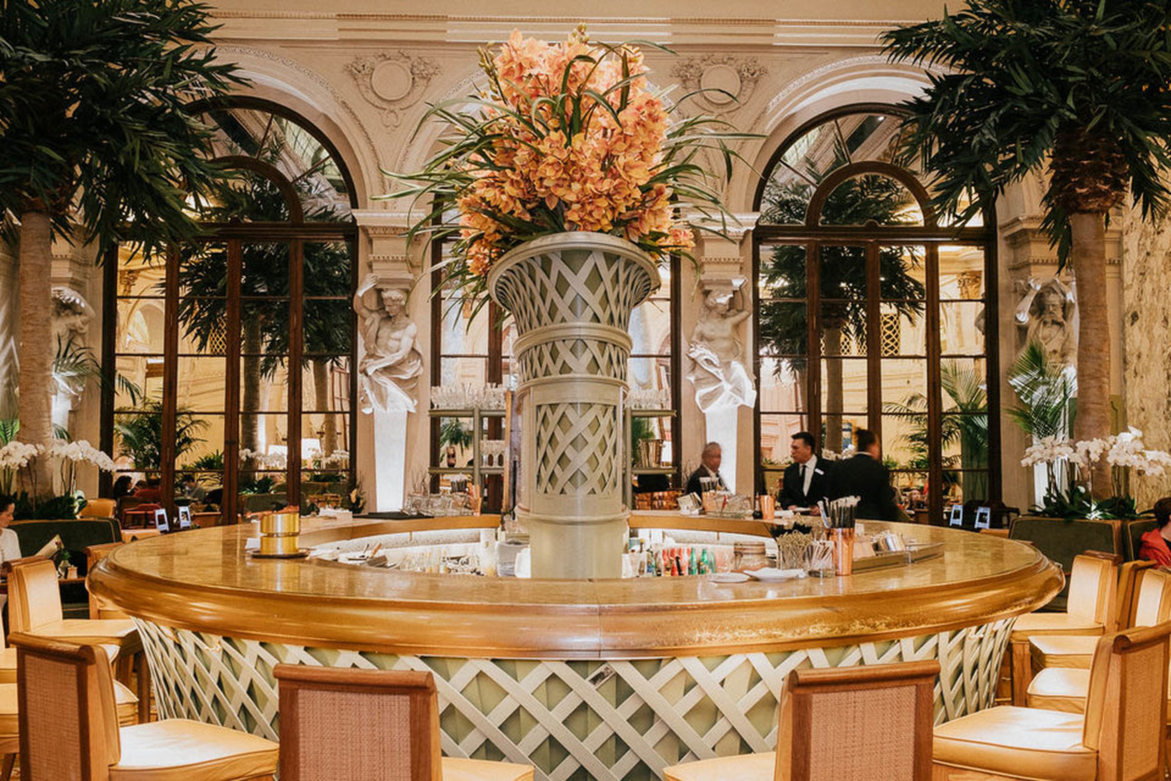 La joya de la corona de The Plaza puede ser Palm Court, que sirve desayunos, té, bocadillos y cócteles nocturnos. Este lugar ha aparecido en muchas novelas y películas populares, incluyendo The Great Gatsby.