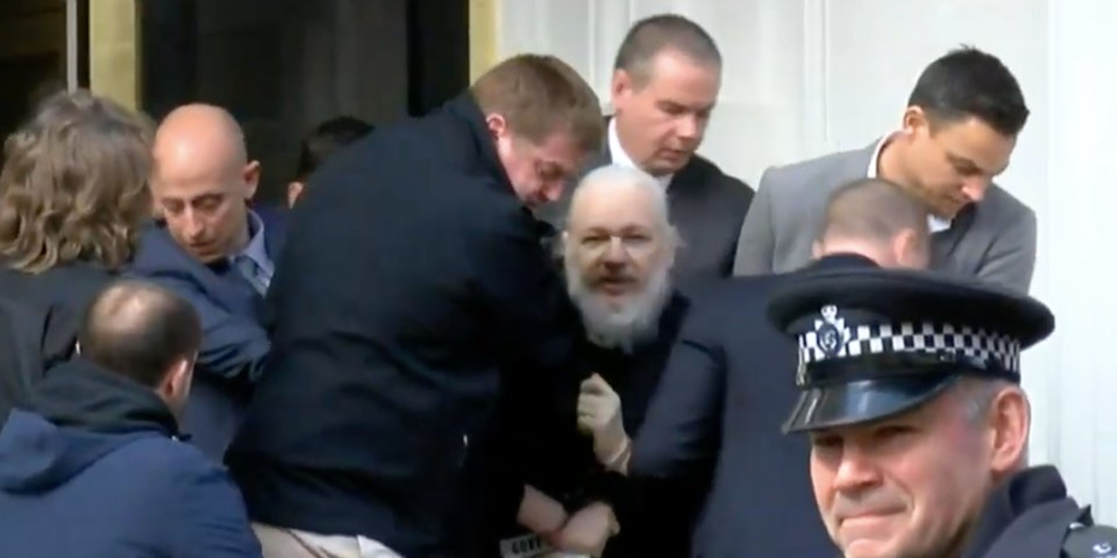 Julian Assange en el momento de su salida de la Embajada ecuatoriana en Londres