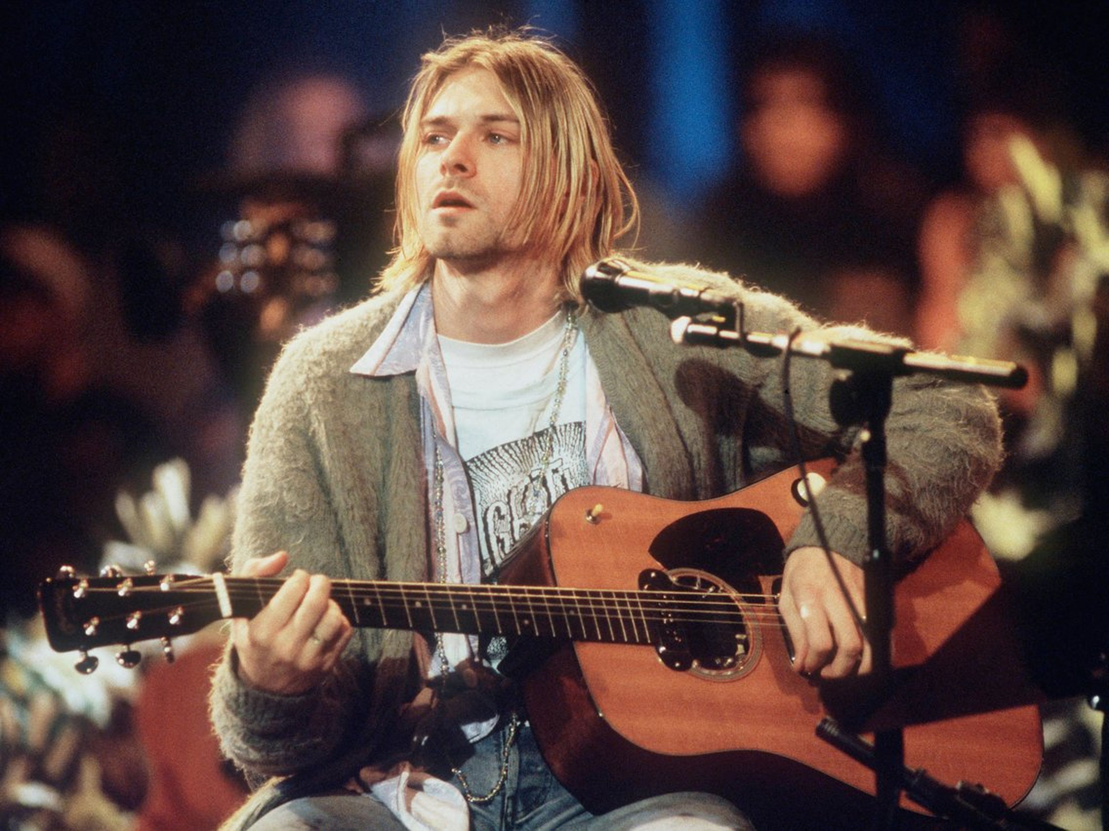 Kurt Cobain de Nirvana tocando en el concierto "MTV Unplugged" en 1993.