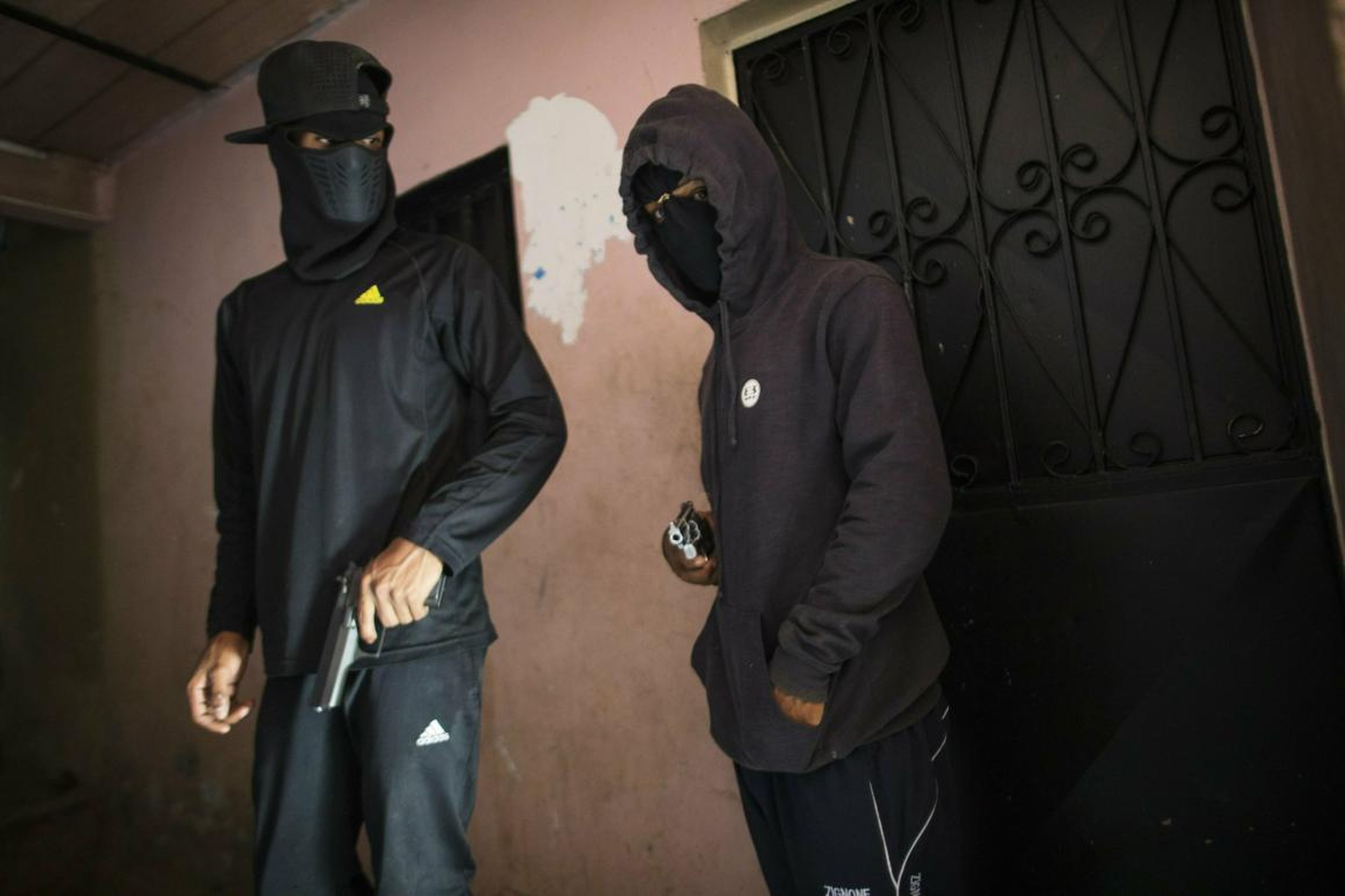 Criminales enmascarados que se apodan con nombres como "El Negrito", a la derecha, y "Dog", y son miembros de la banda Crazy Boys.