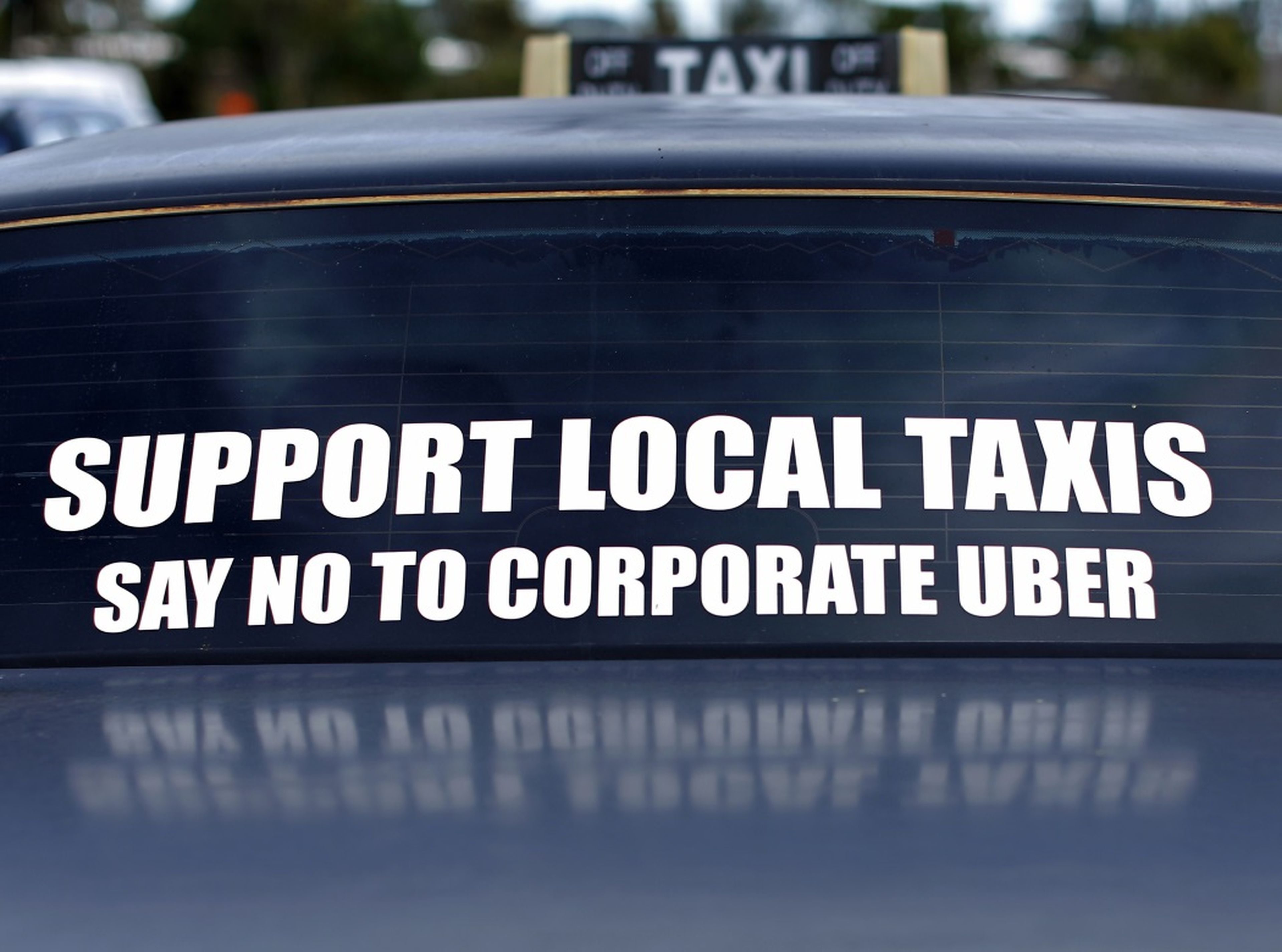 Un mensaje de protesta en un taxi en California.
