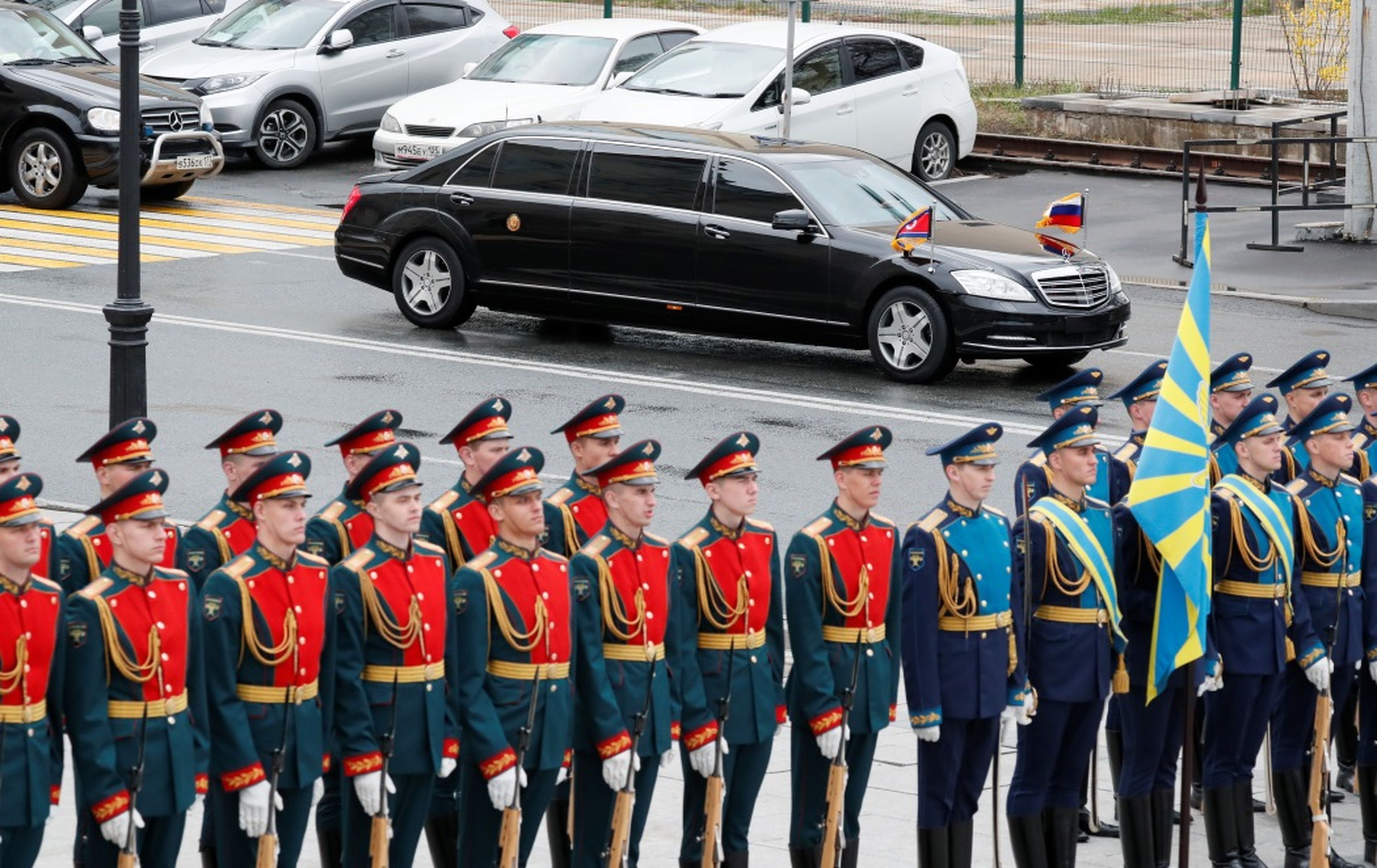 Kim Jong Un llega a una ceremonia en Vladivostok, Rusia.