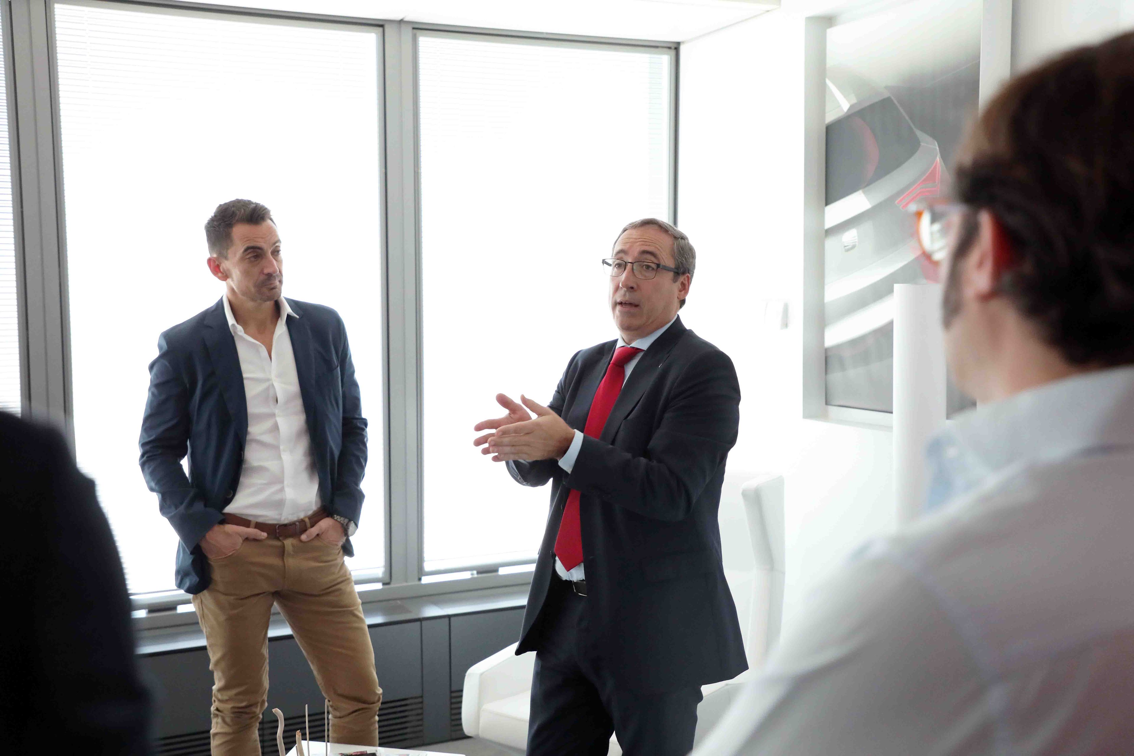 Mikel Palomera, director general de Seat España (dcha) y Manuel del Campo, CEO de Axel Springer España