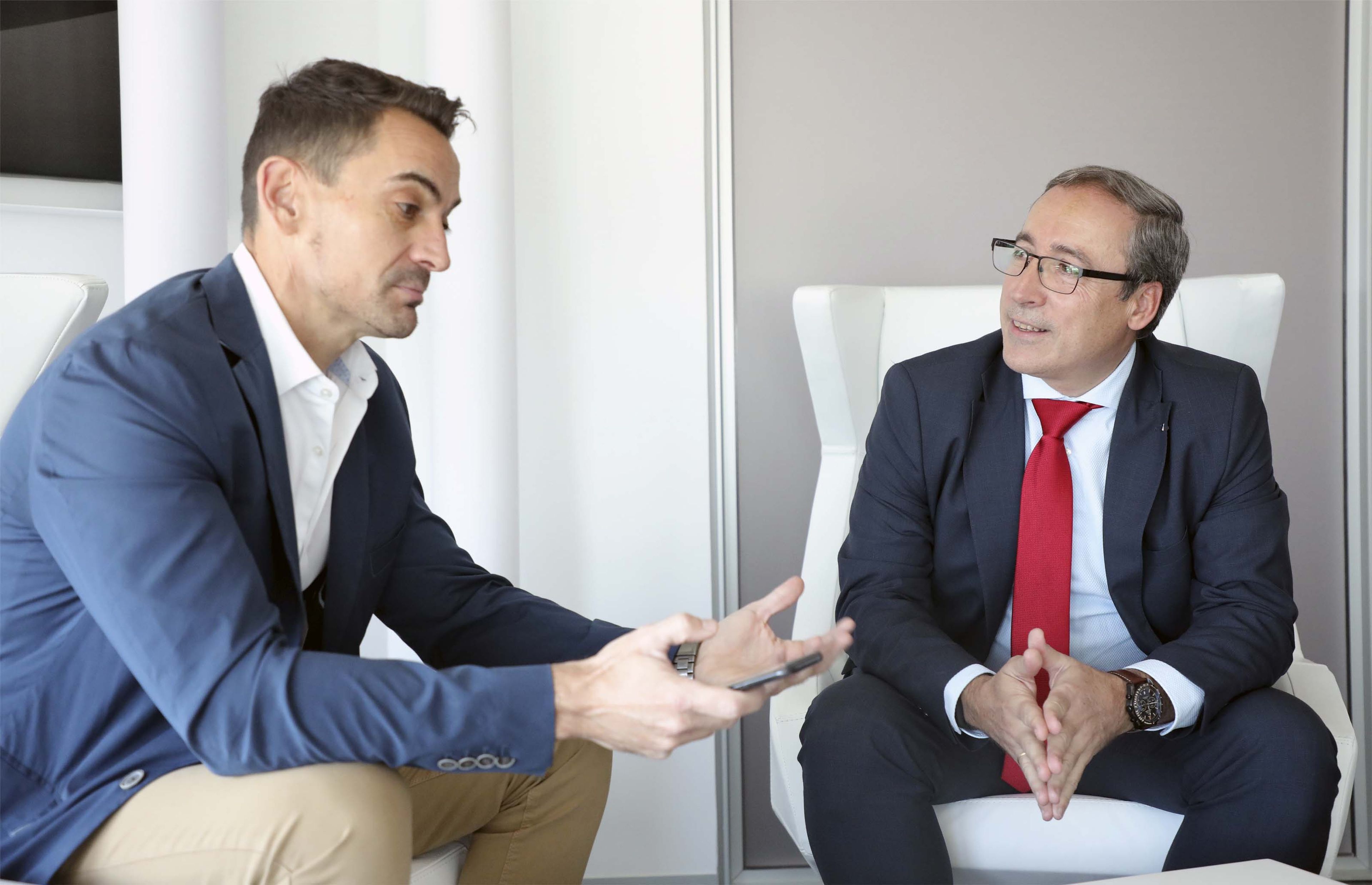 Mikel Palomera, director general de Seat España (dcha) y Manuel del Campo, CEO de Axel Springer España