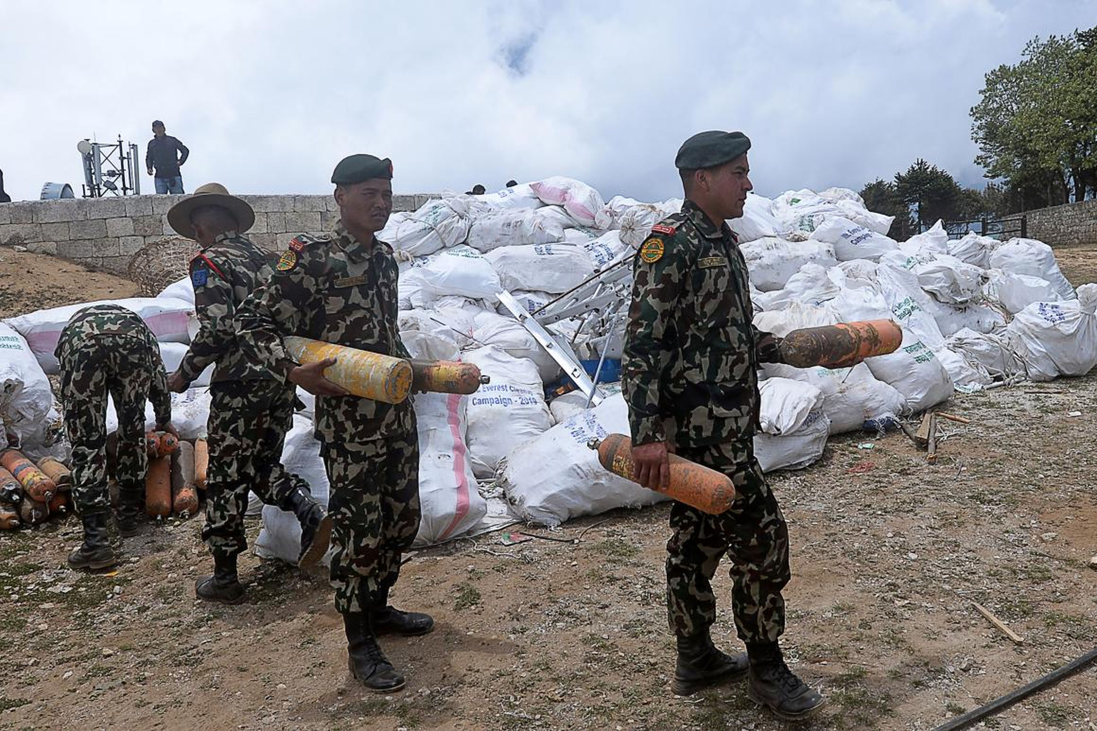 La armada nepalí recoge basura en el Bazar Namche en Solukhumbu antes de transportarla a Katmandú para su reciclaje. Al menos 10 toneladas de basura han sido recogidas y también cuatro cuerpos