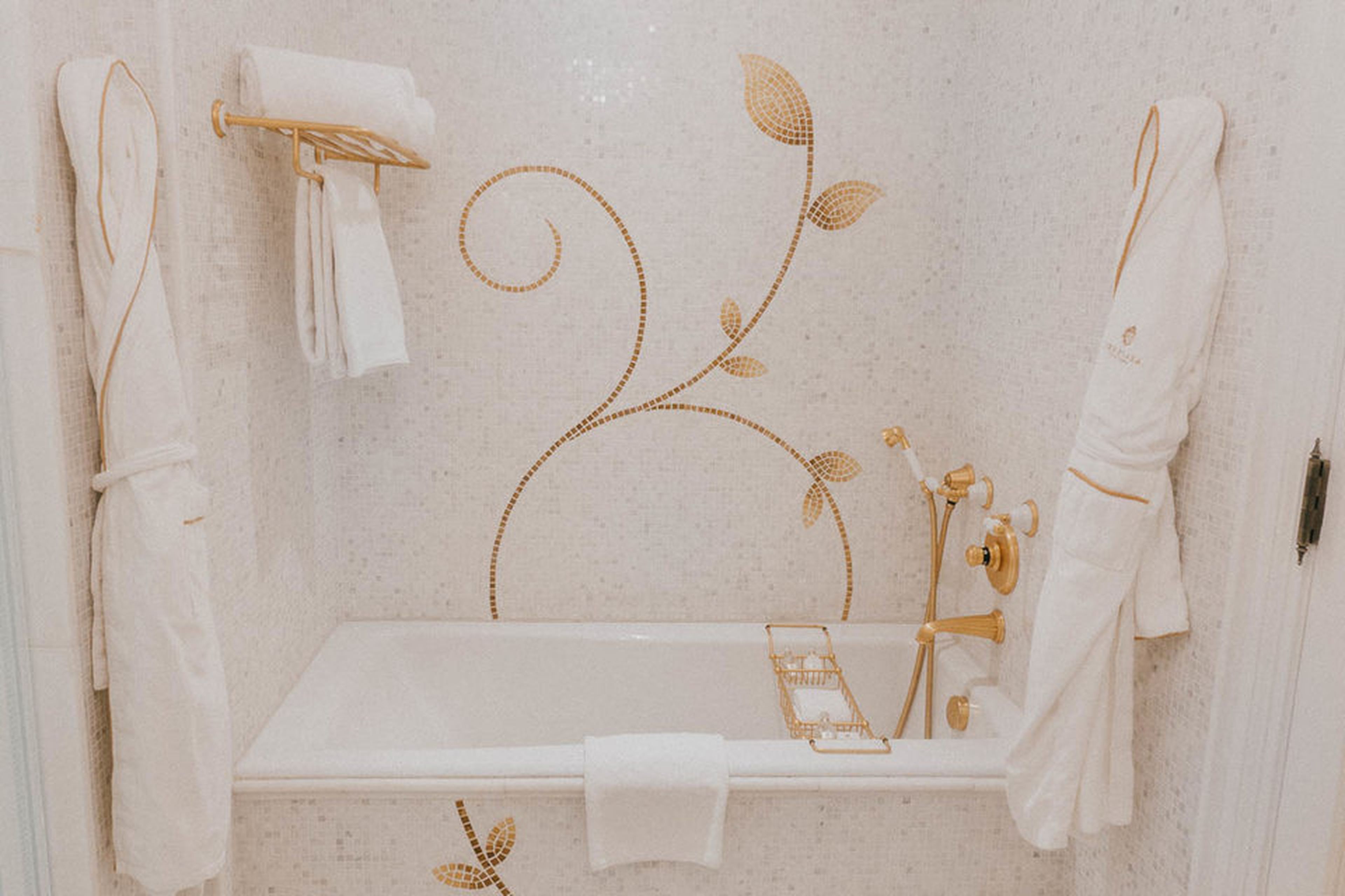 El mosaico de oro en la bañera era mi parte favorita de la habitación. Parece que la realeza se baña en esta habitación. The Plaza es el único hotel en el mundo que ofrece detalles bañados en oro de 24 quilates de Sherle Wagner.