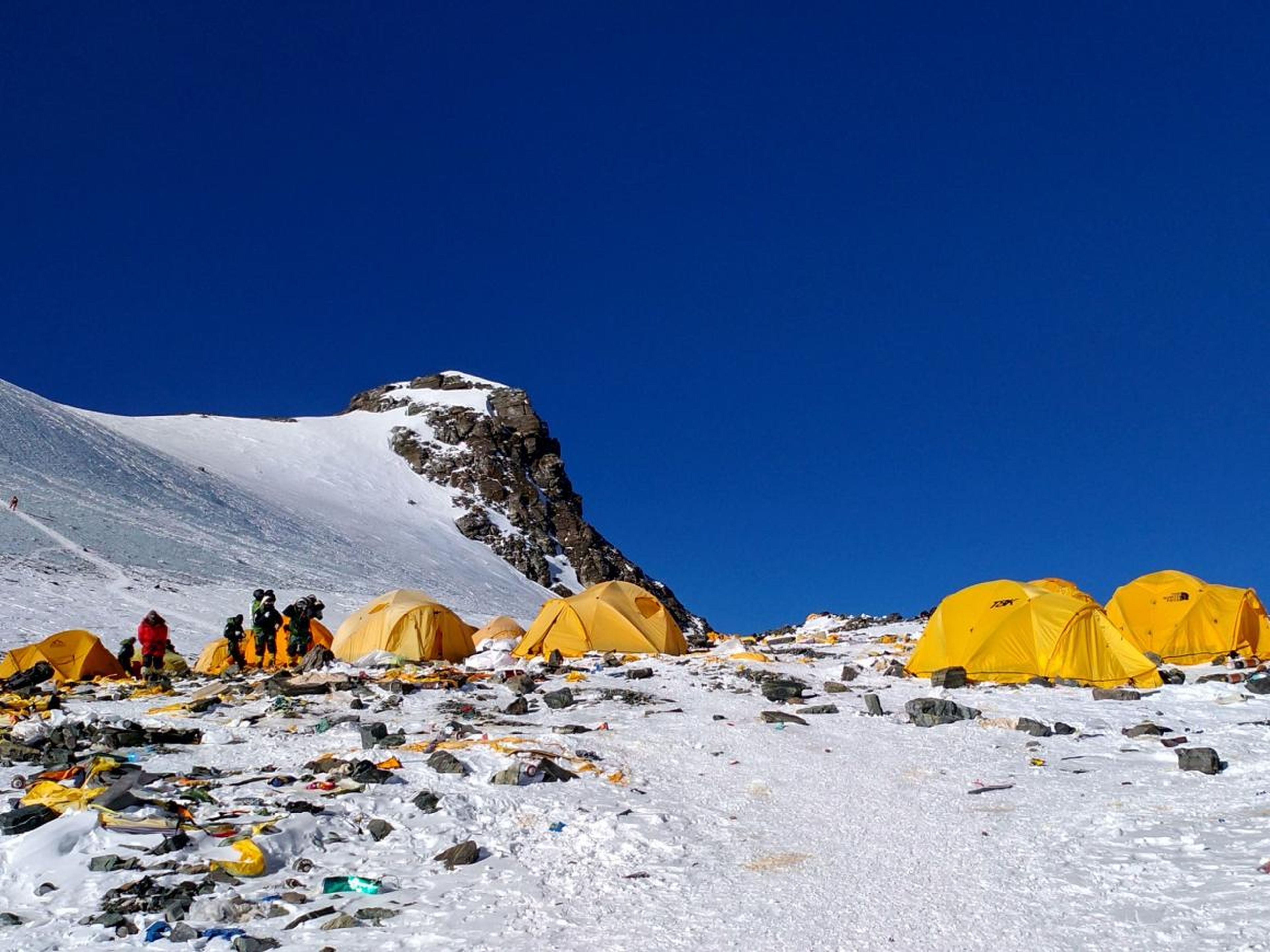 La mayoría de la gente desembolsa entre 55.000 y 60.000 euros por hacer cumbre en el Everest.