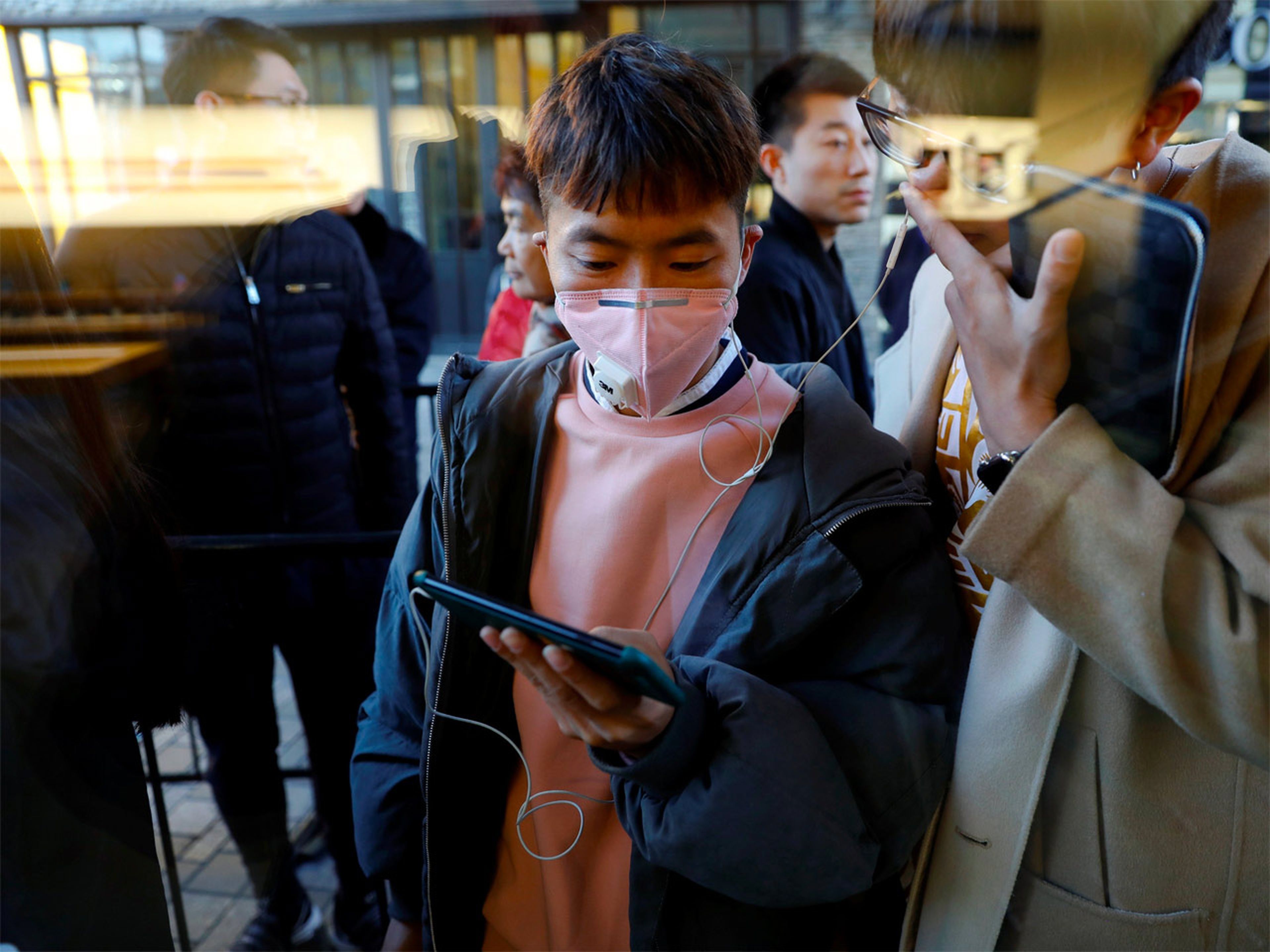 Clientes esperando para comprar el iPhone X en una Apple Store en Pekín.
