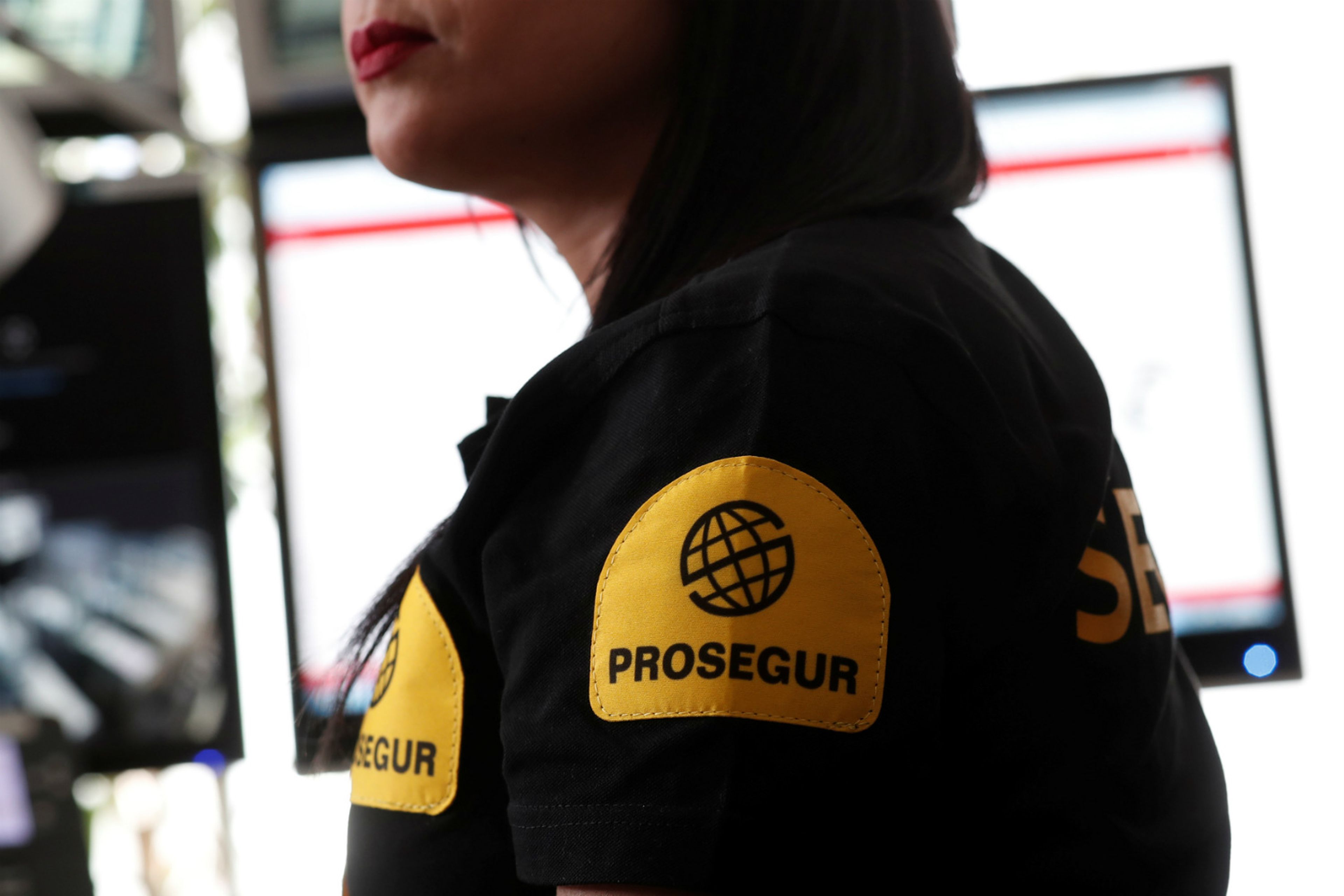 Una mujer con el logo de Prosegur.
