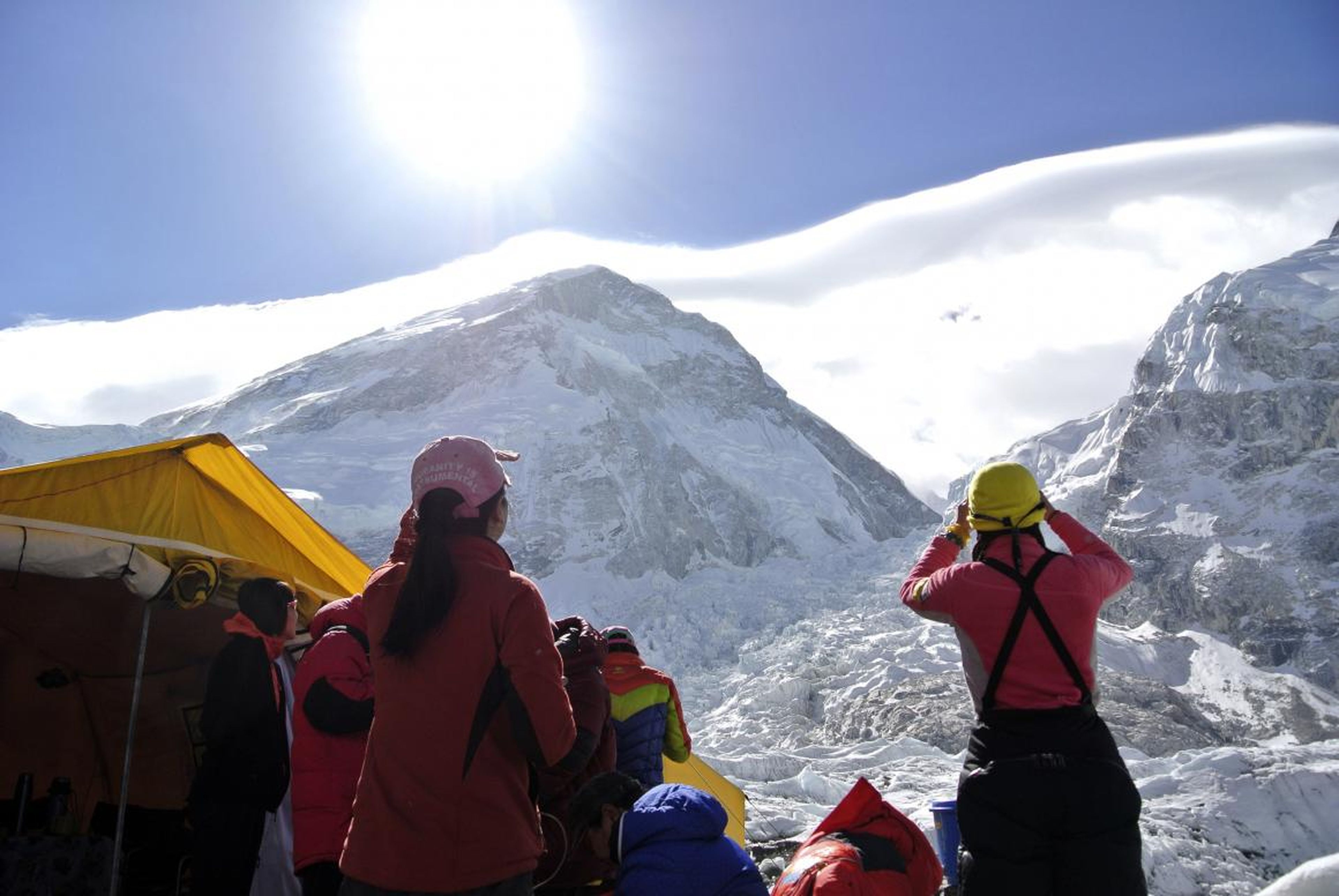 Algunos escaladores miran la avalancha antes de que su expedición fuese cancelada