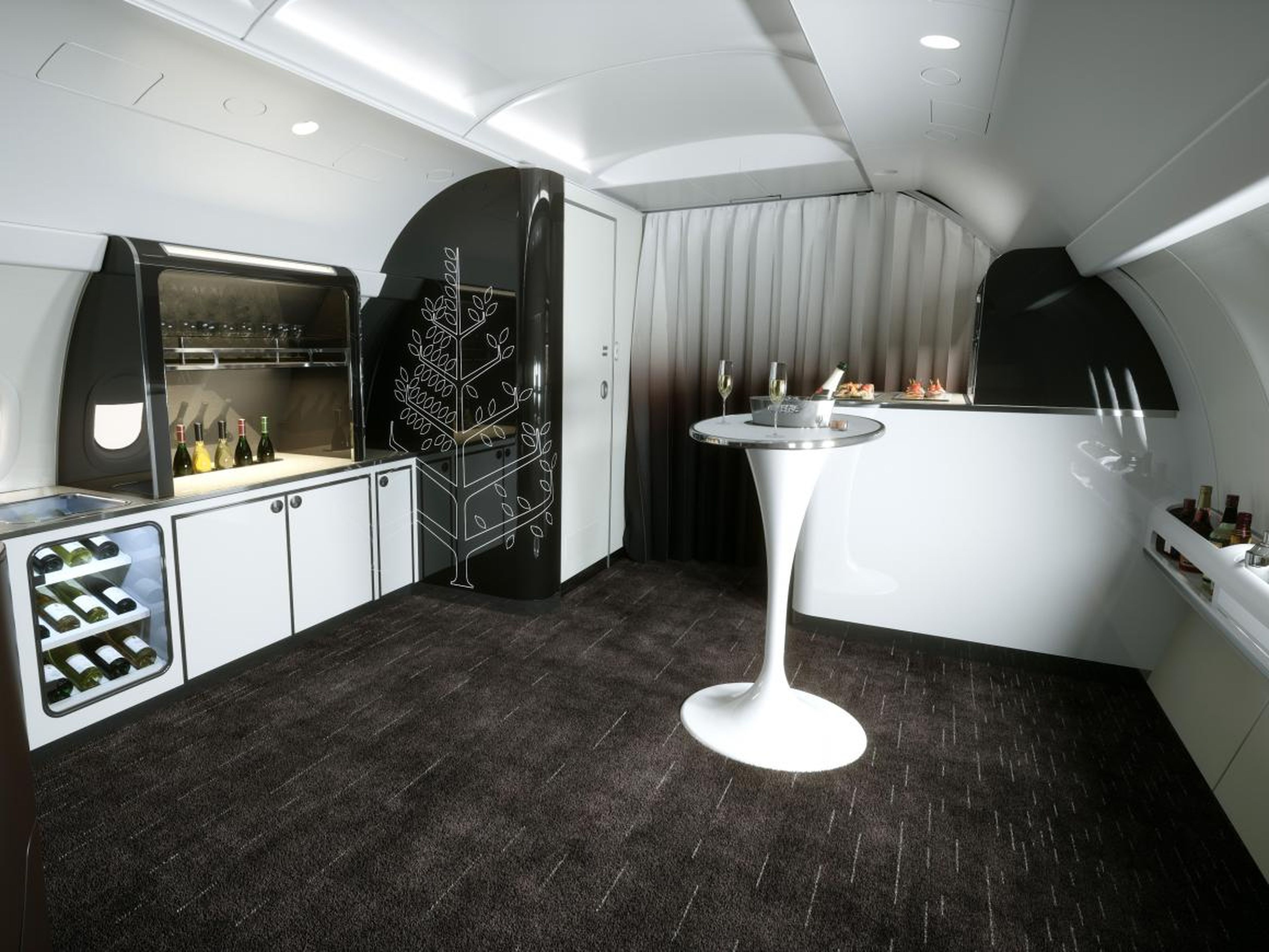 La característica más nueva del jet es el área del salón, donde un mixólogo elaborará bebidas personalizadas para los pasajeros. Además, el espacio se utilizará para clases de cocina y actividades de bienestar.