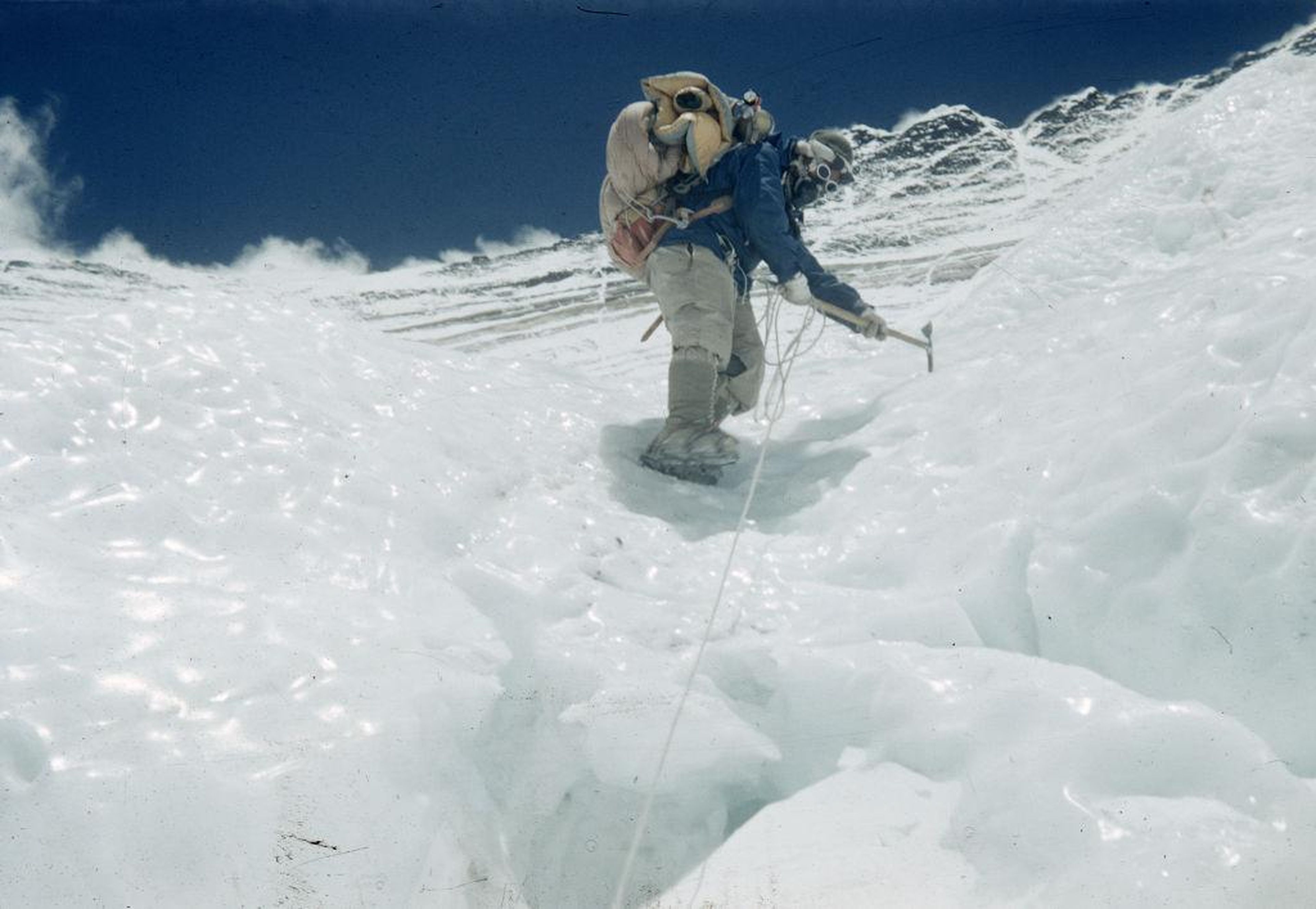 Tenzing Norgay usa crampones para escalar una zona helada en la Cara de Lhotse, en Nepal, en la Expedición al Monte Everest en marzo de 1953.