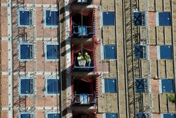 Unos obreros en la construcción de un bloque de pisos en Barcelona. 