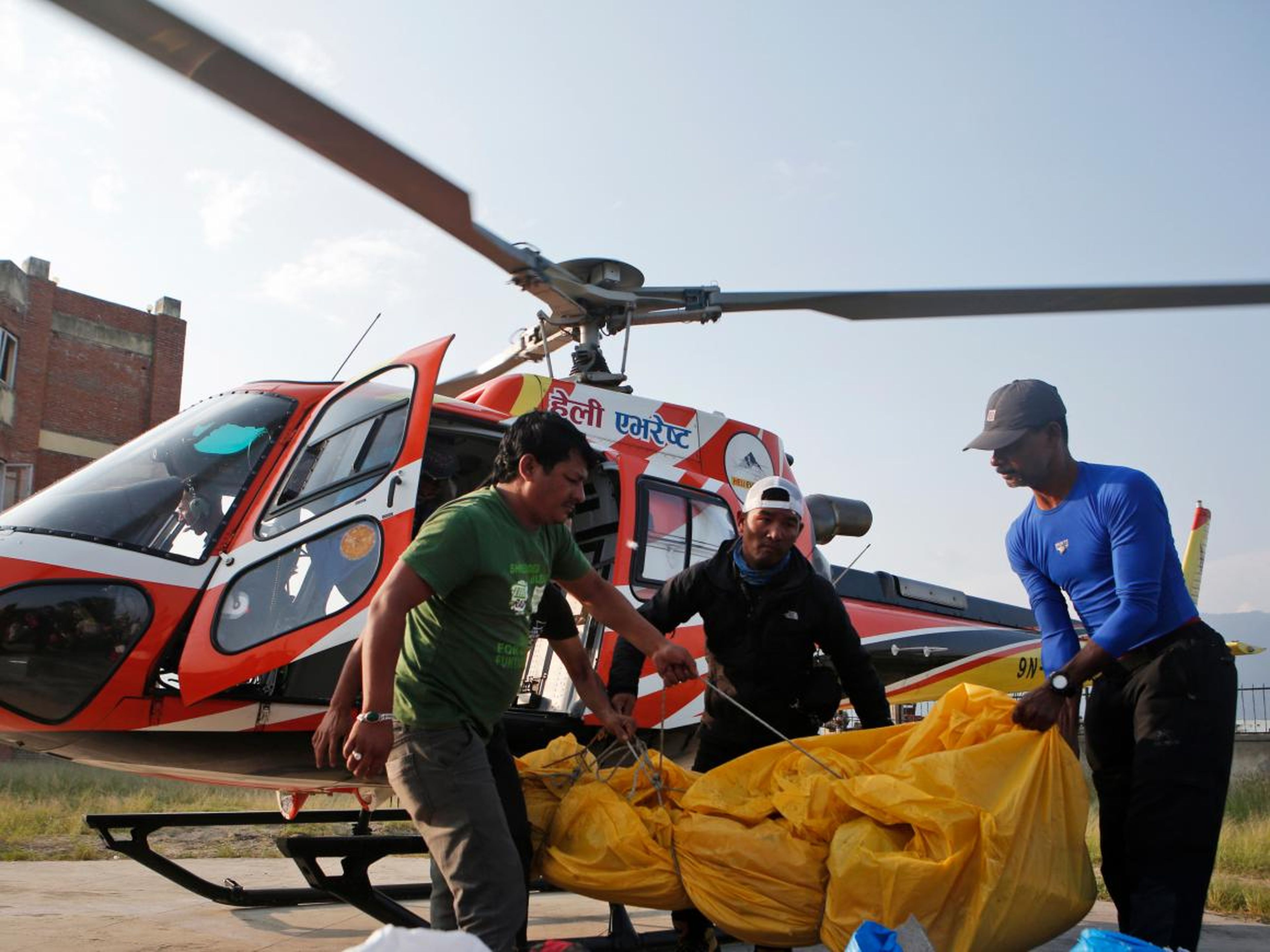 Los cuerpos de escaladores indios son bajados del helicóptero en Katmandú. Domingo 28 de mayo de 2017. Este año, los rescatadores encontraron los cuerpos de 3 indios que murieron en el Everest. Uno de ellos, Ravi Kumar, murió la semana pasada