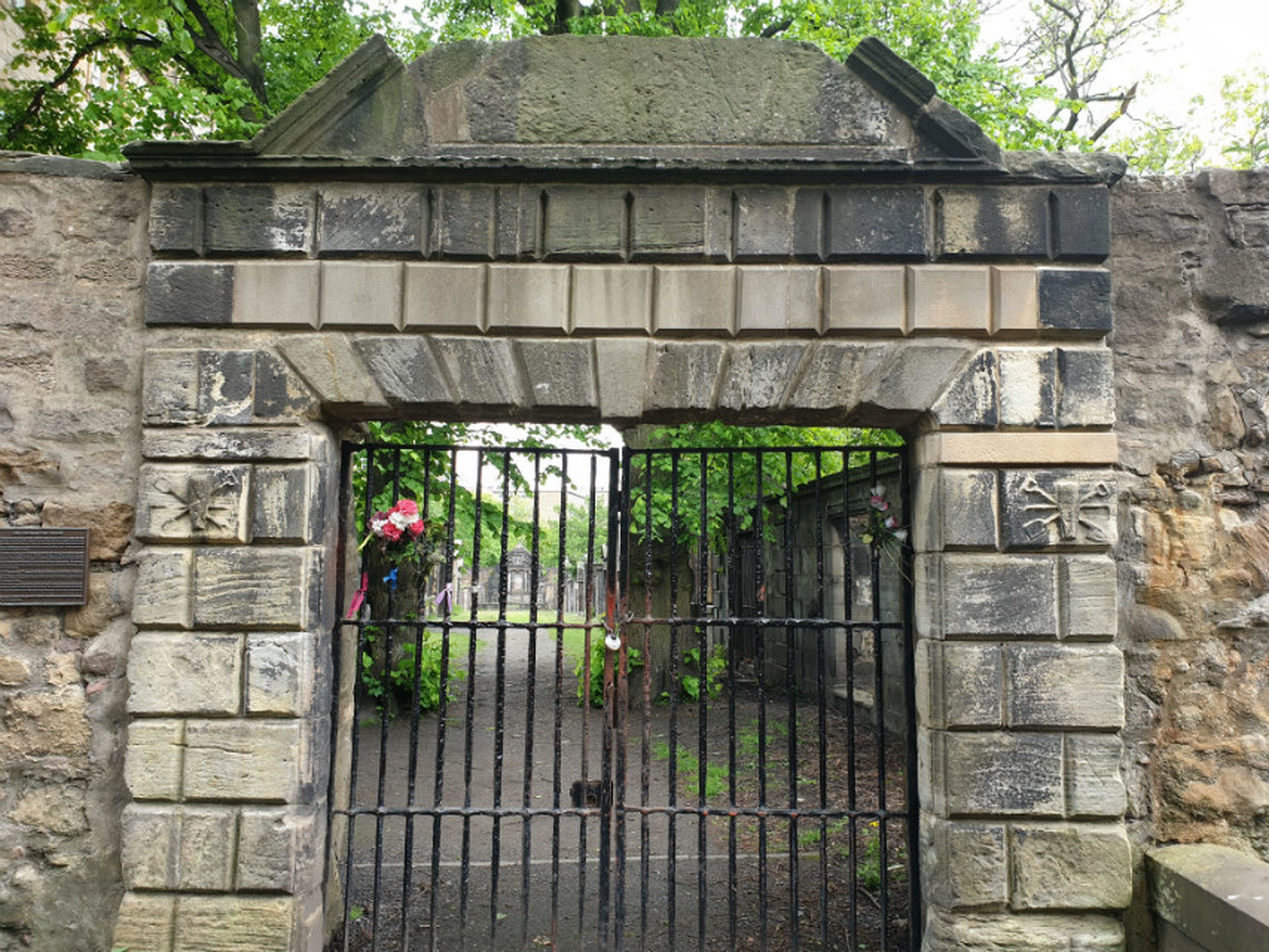 Parte cerrada del cementerio de Greyfriars por el ayuntamiento de Edimburgo.