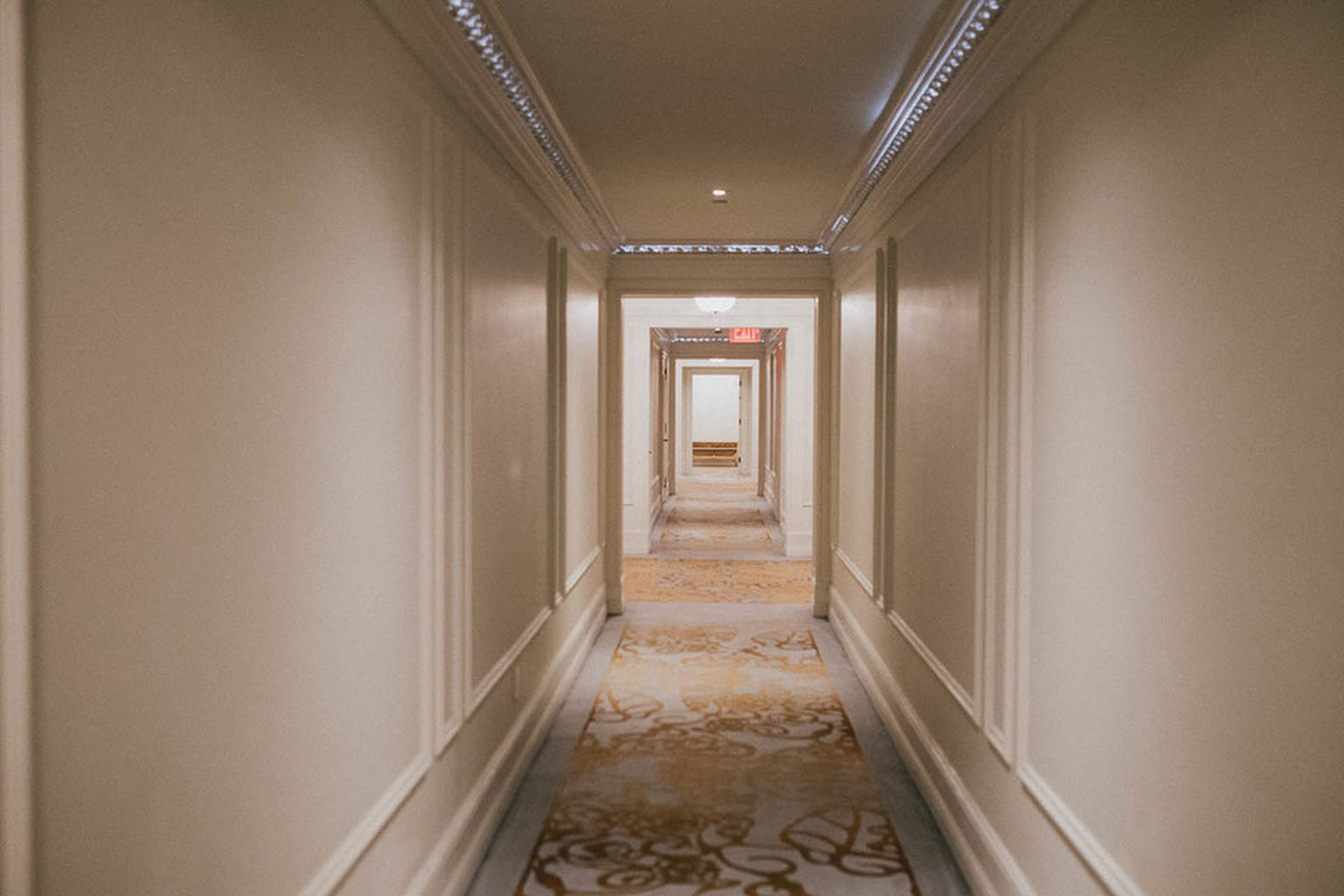 Los pasillos son sencillos, pero están elegantemente decorados. Cada espacio común del hotel huele como si hubiera sido perfumado con orquídeas.