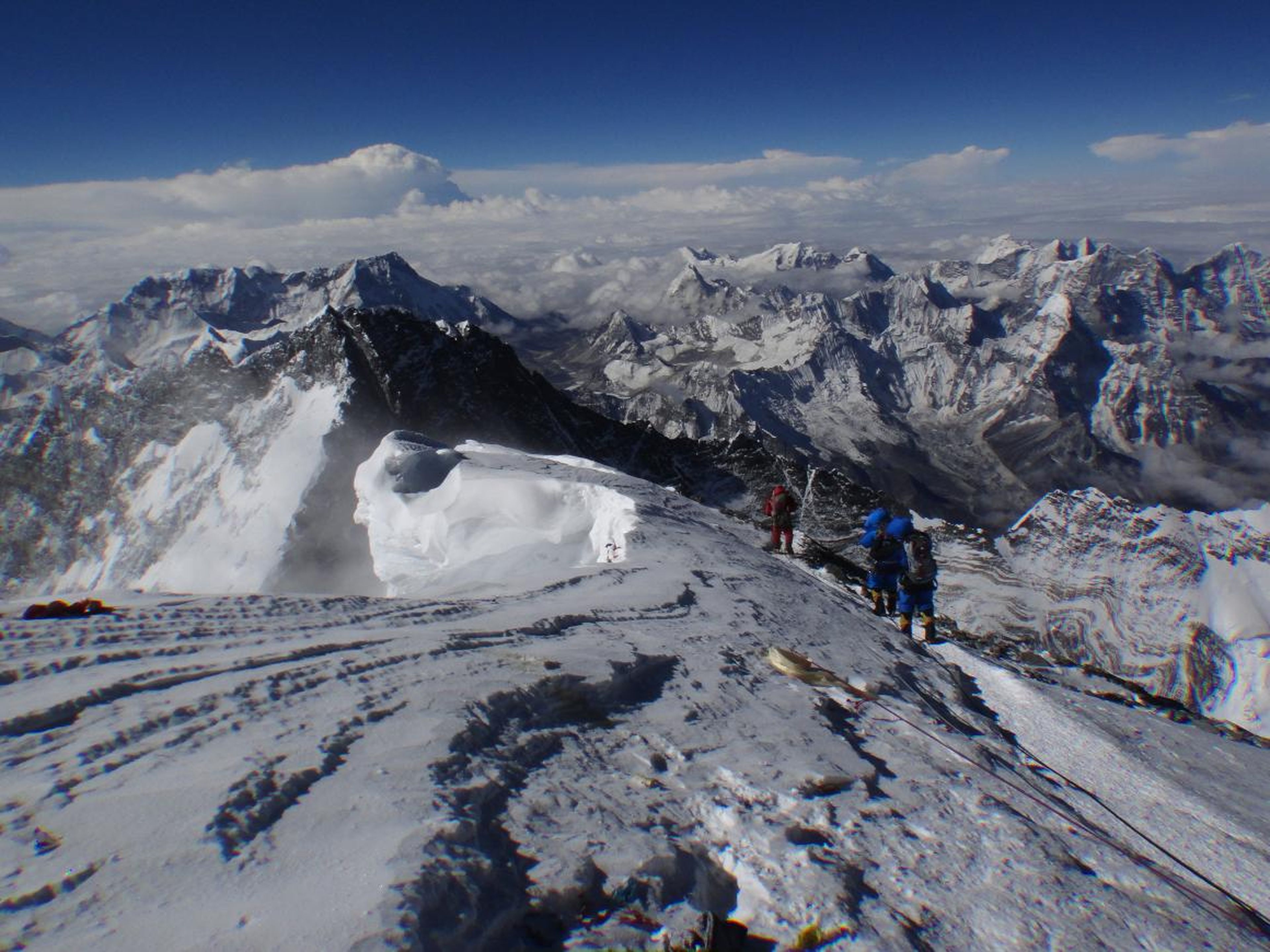 En esta fotografía tomada el 23 de mayo de 2013, montañeros no identificados contemplan la cima del monte Everest
