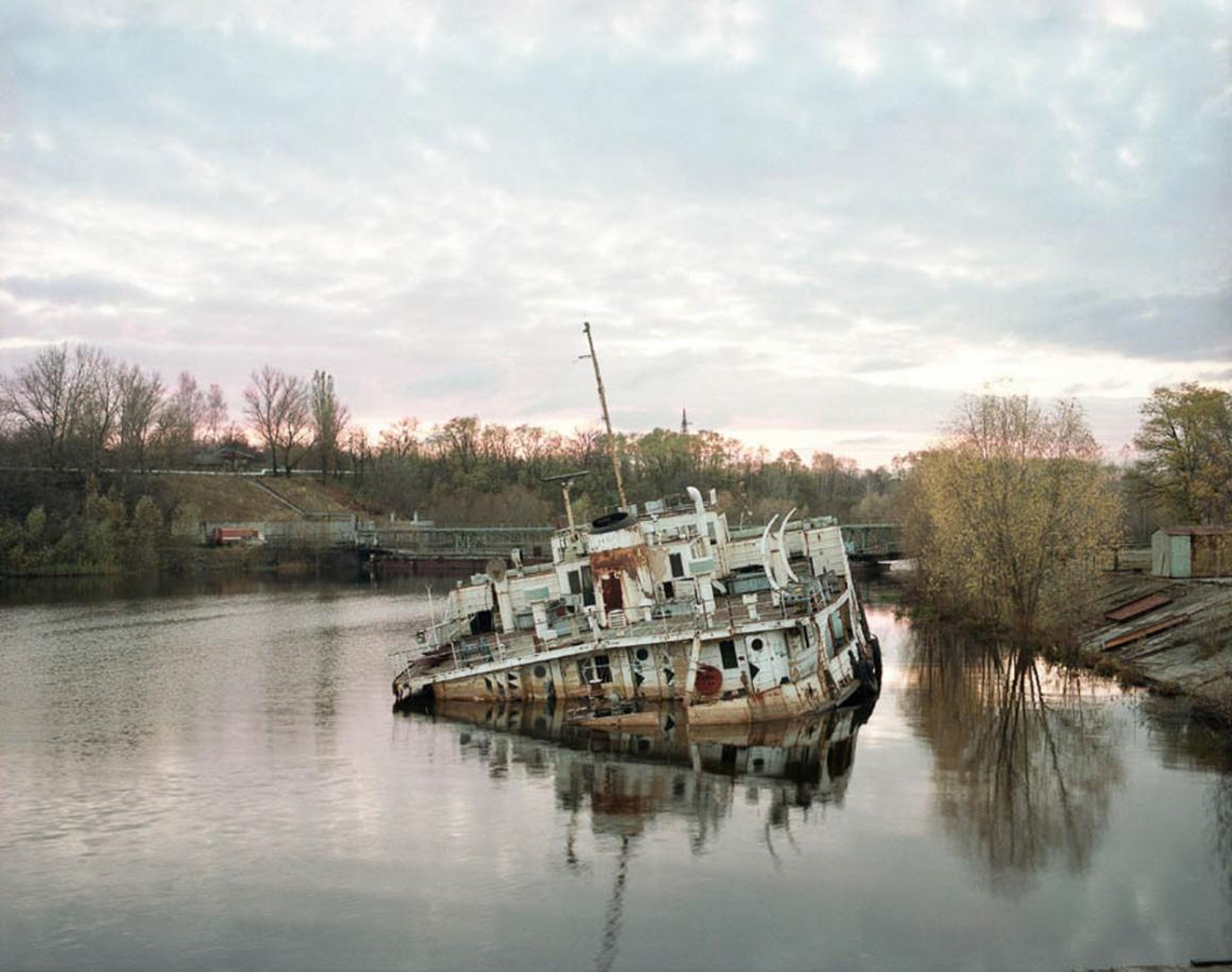 Barco hundido en el río Pripyat, Chernobyl, 1998.