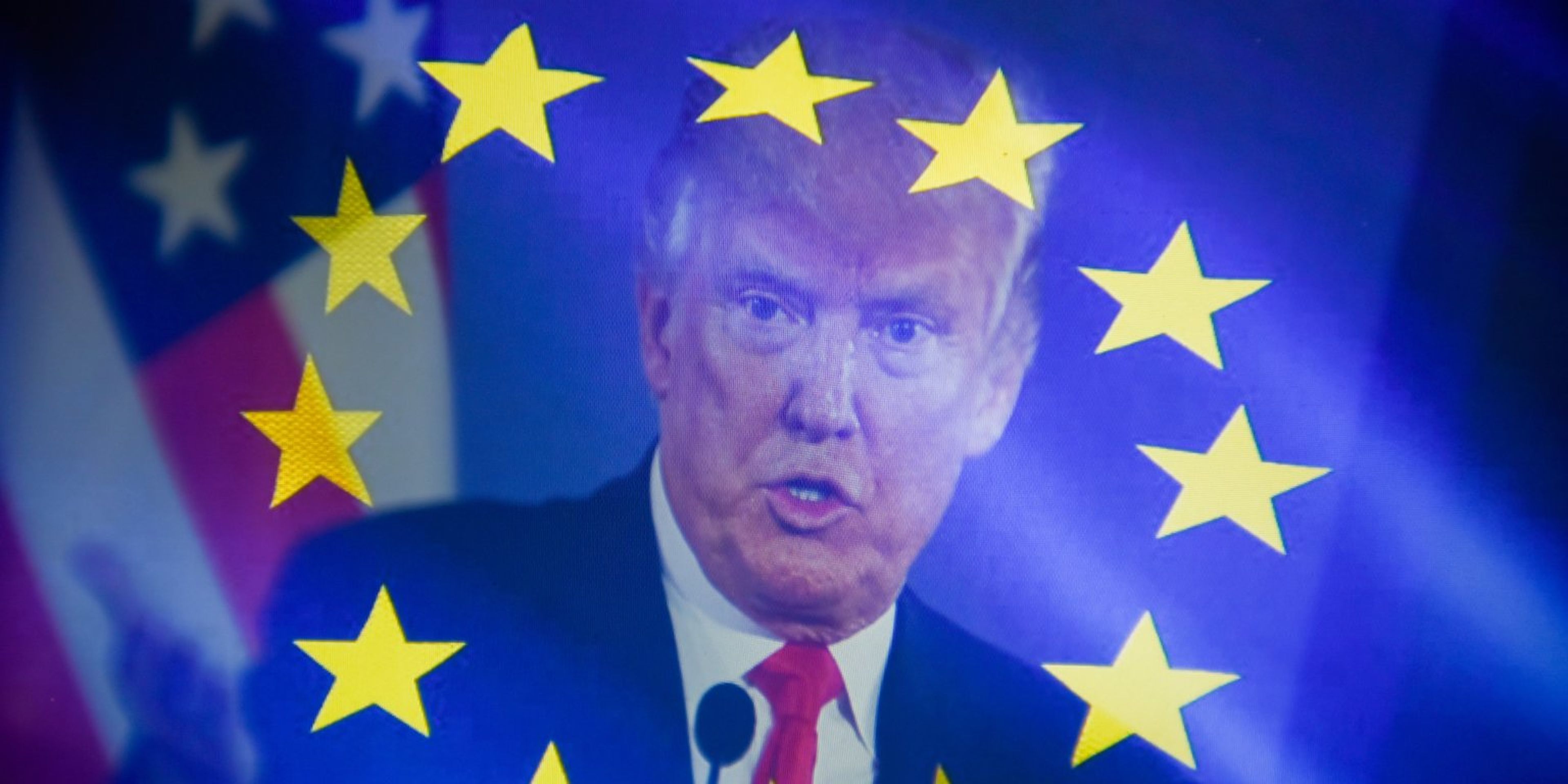 El presidente de EE.UU. Donald Trump, con una bandera europea sobreimpresionada sobre él