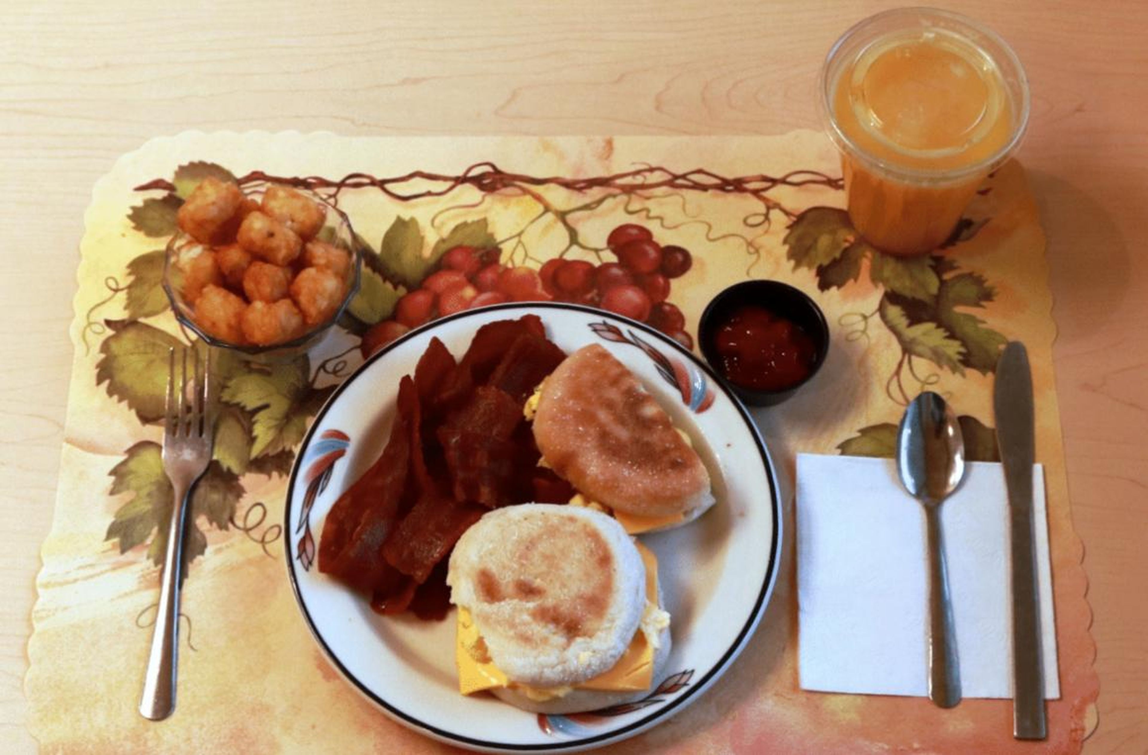 Este desayuno procesado incluye huevo, tocino de pavo y queso americano en un muffin inglés con pan tostado y ketchup. El zumo de naranja fue suplementado con fibra.
