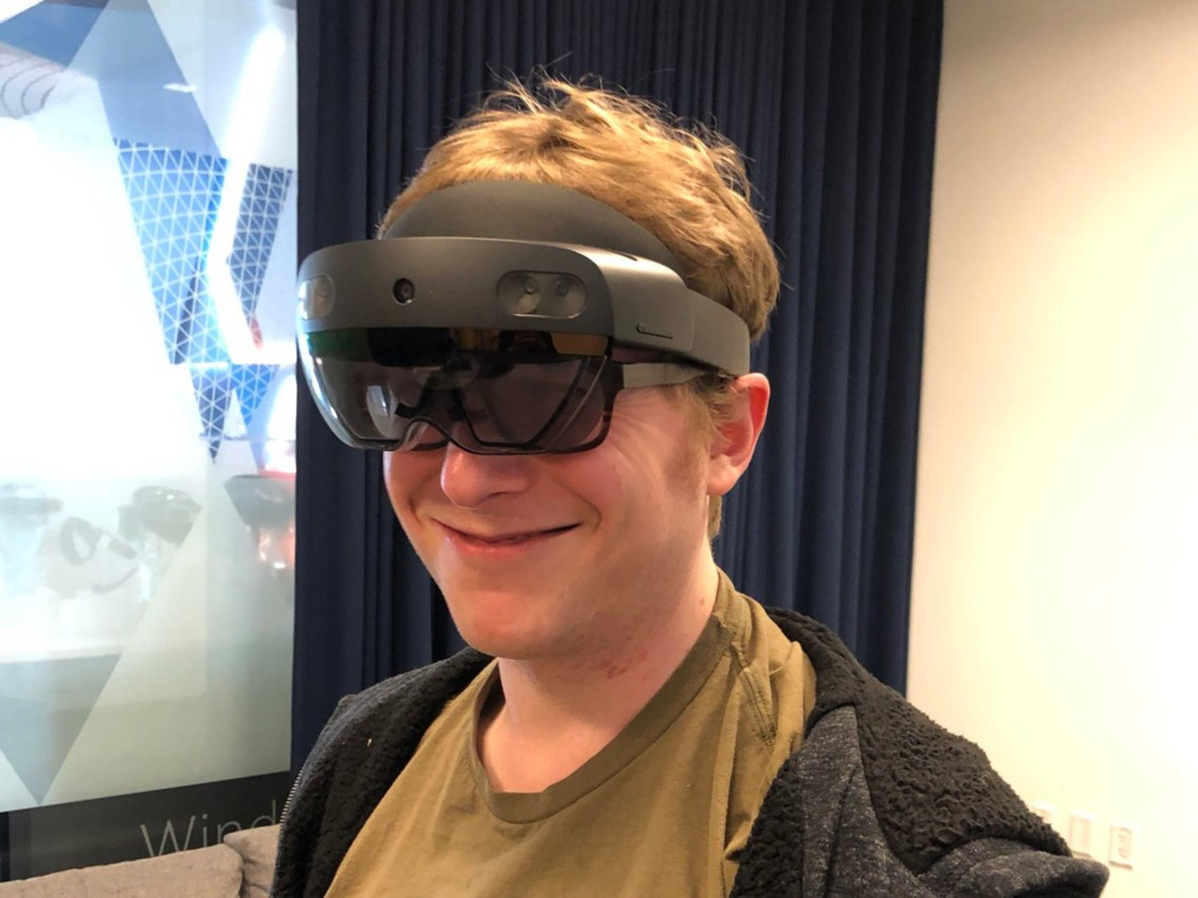El periodista de Business Insider Matt Weinberger prueba las Microsoft HoloLens 2.