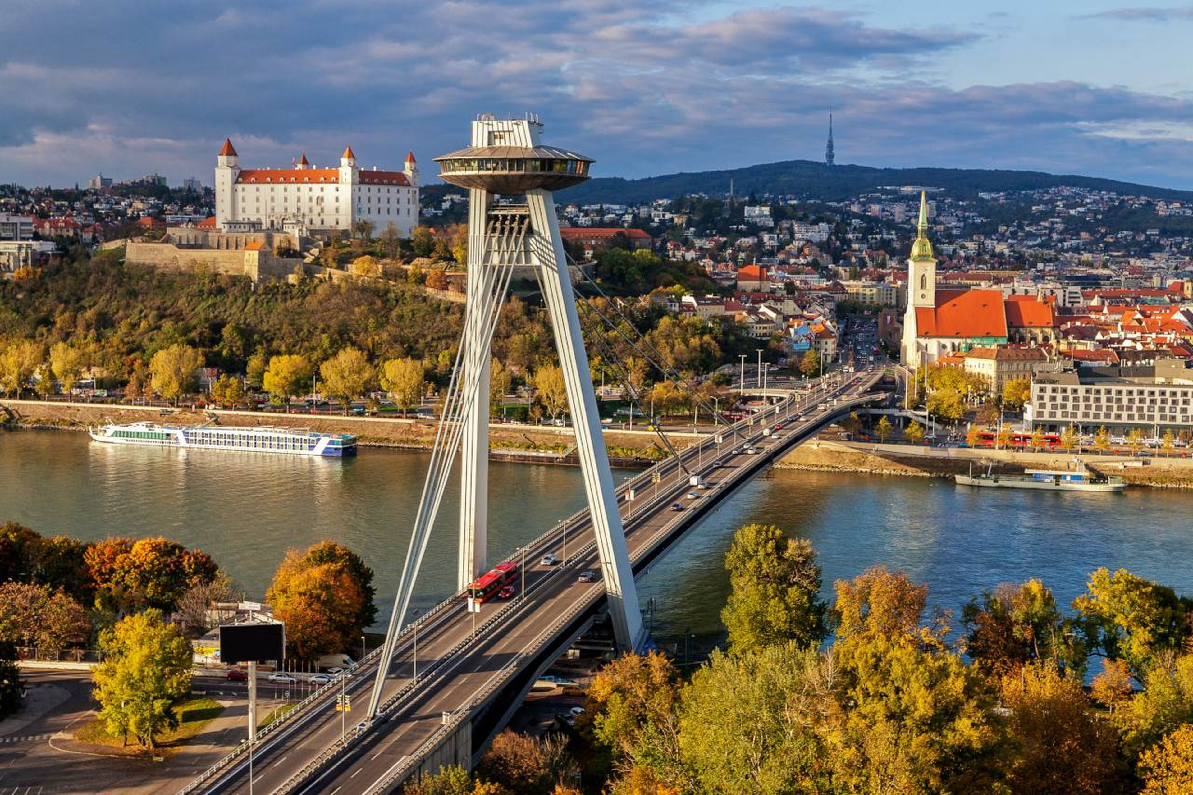 Puente sobre el río Danubio en Bratislava (Eslovaquia)